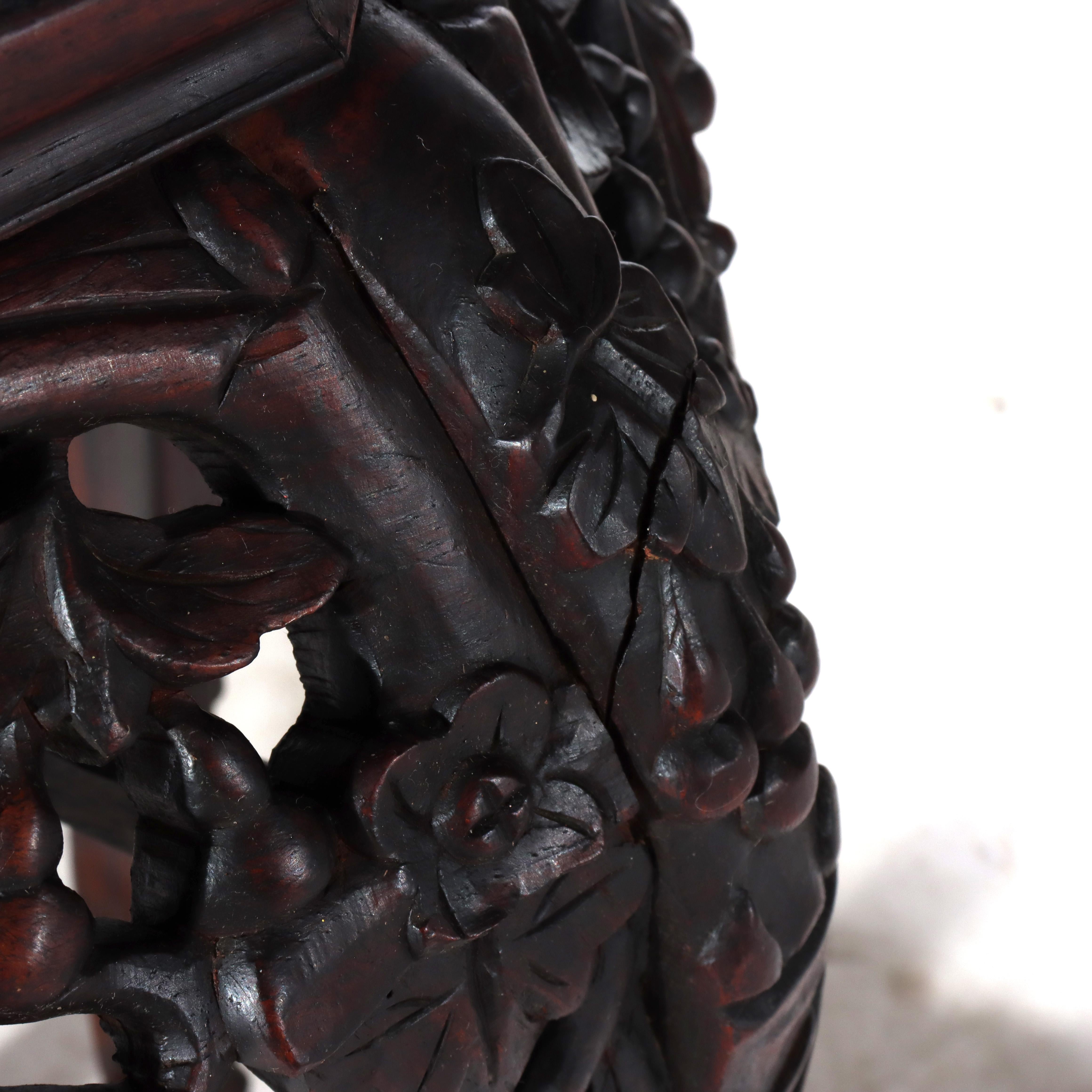 Antiguo soporte chino de madera dura tallada con flores y tapa de mármol rojo c1910 en venta 4