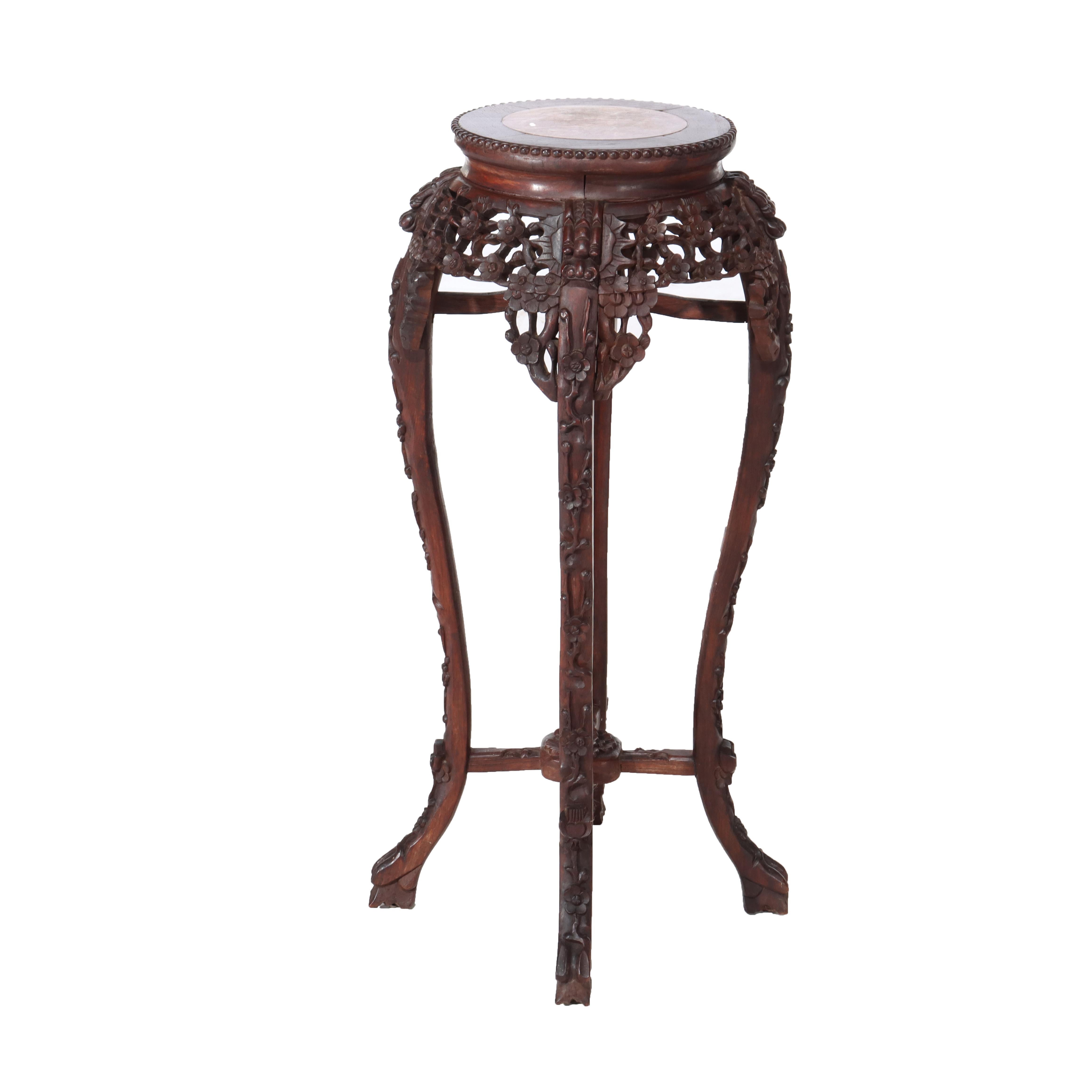 20ième siècle Ancien support chinois en bois dur sculpté de fleurs avec plateau en marbre rouge c1920 en vente