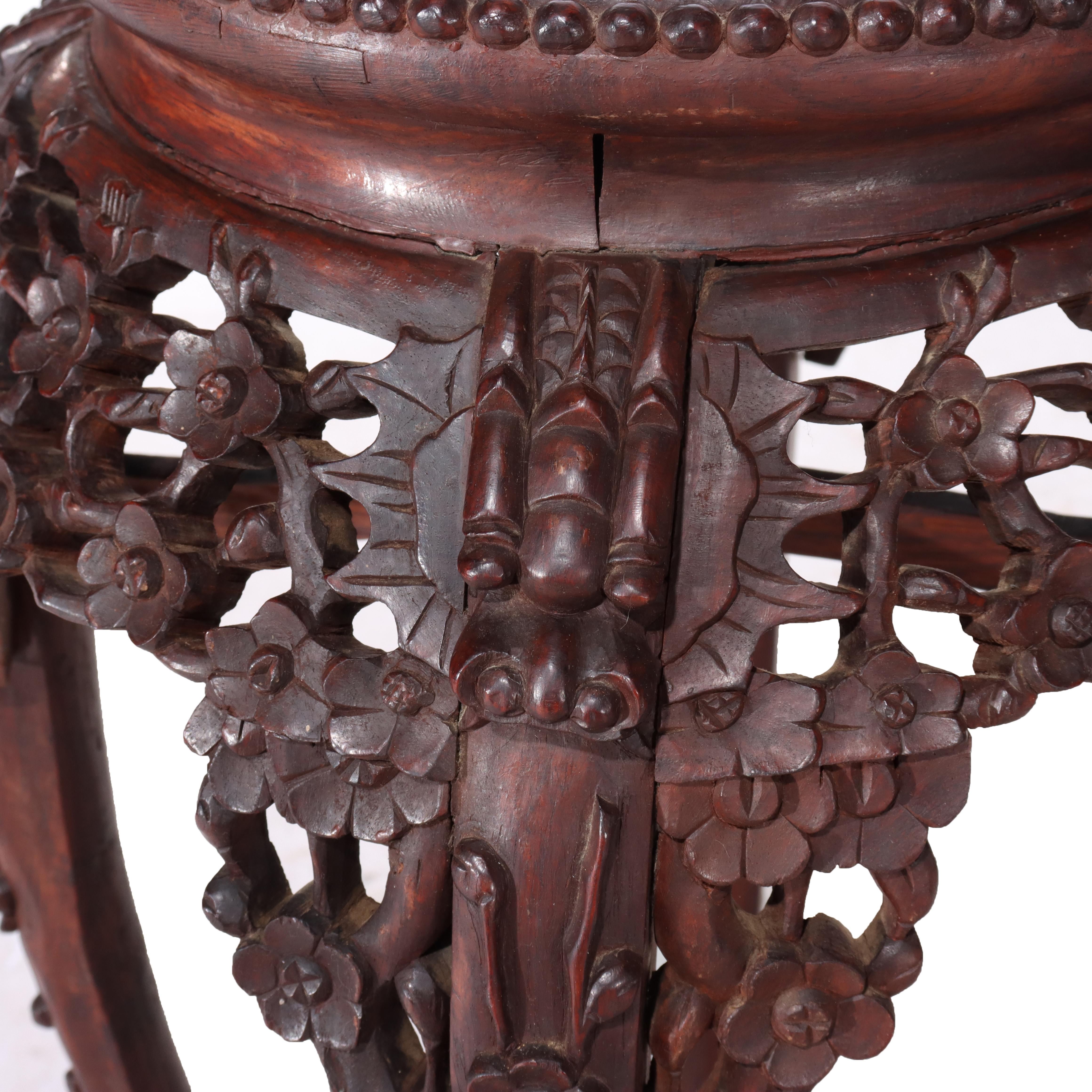 Ancien support chinois en bois dur sculpté de fleurs avec plateau en marbre rouge c1920 en vente 1