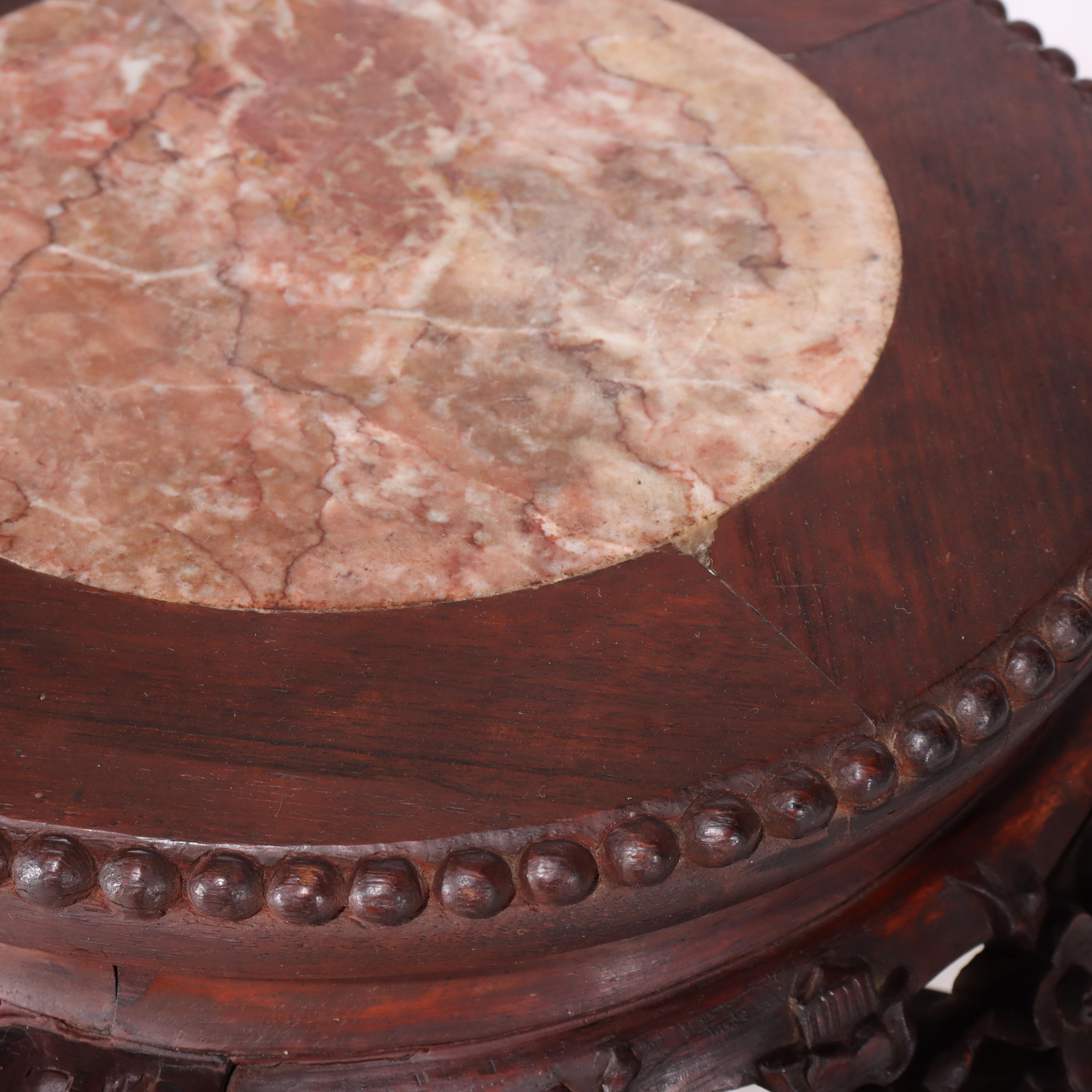 Ancien support chinois en bois dur sculpté de fleurs avec plateau en marbre rouge c1920 en vente 4