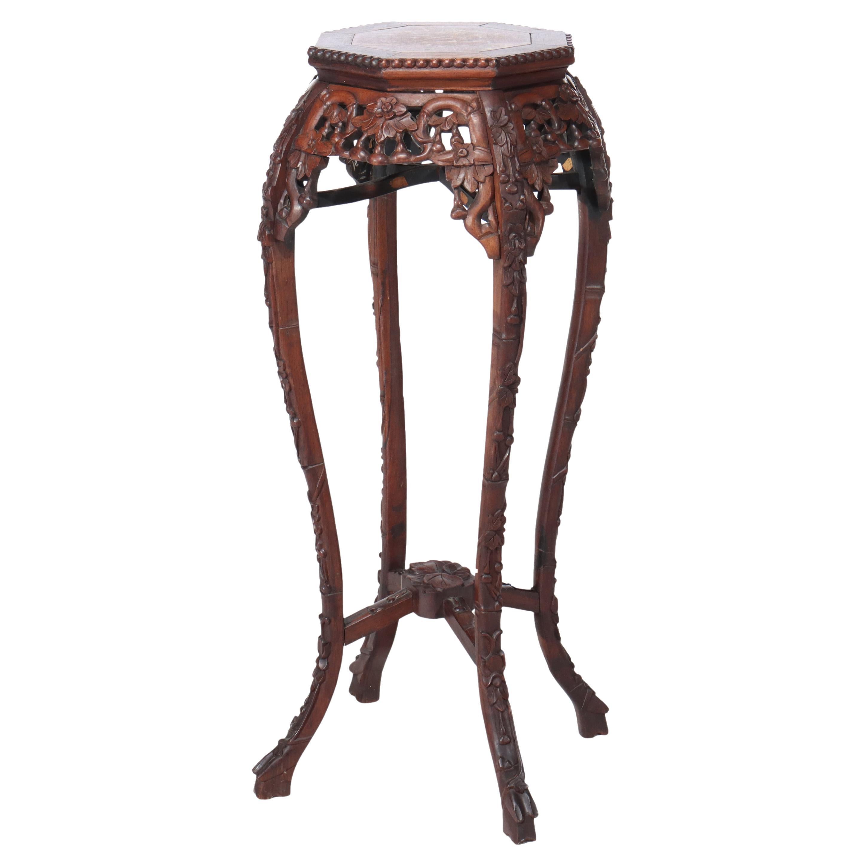 Ancien support chinois en bois dur sculpté de fleurs avec plateau en marbre rouge c1920