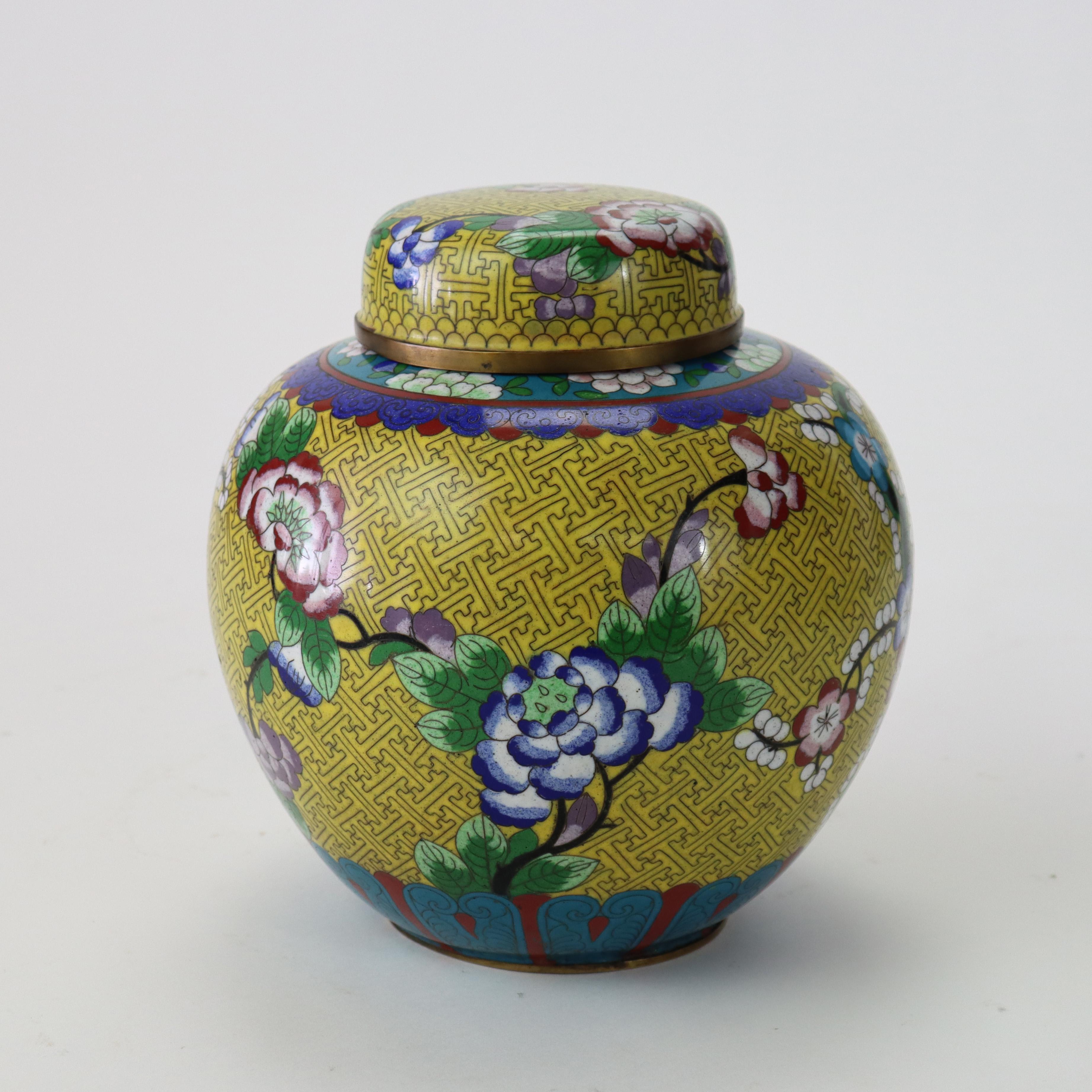 Ancien pot à gingembre chinois à couvercle et émail cloisonné floral, vers 1920.   
8 1/8