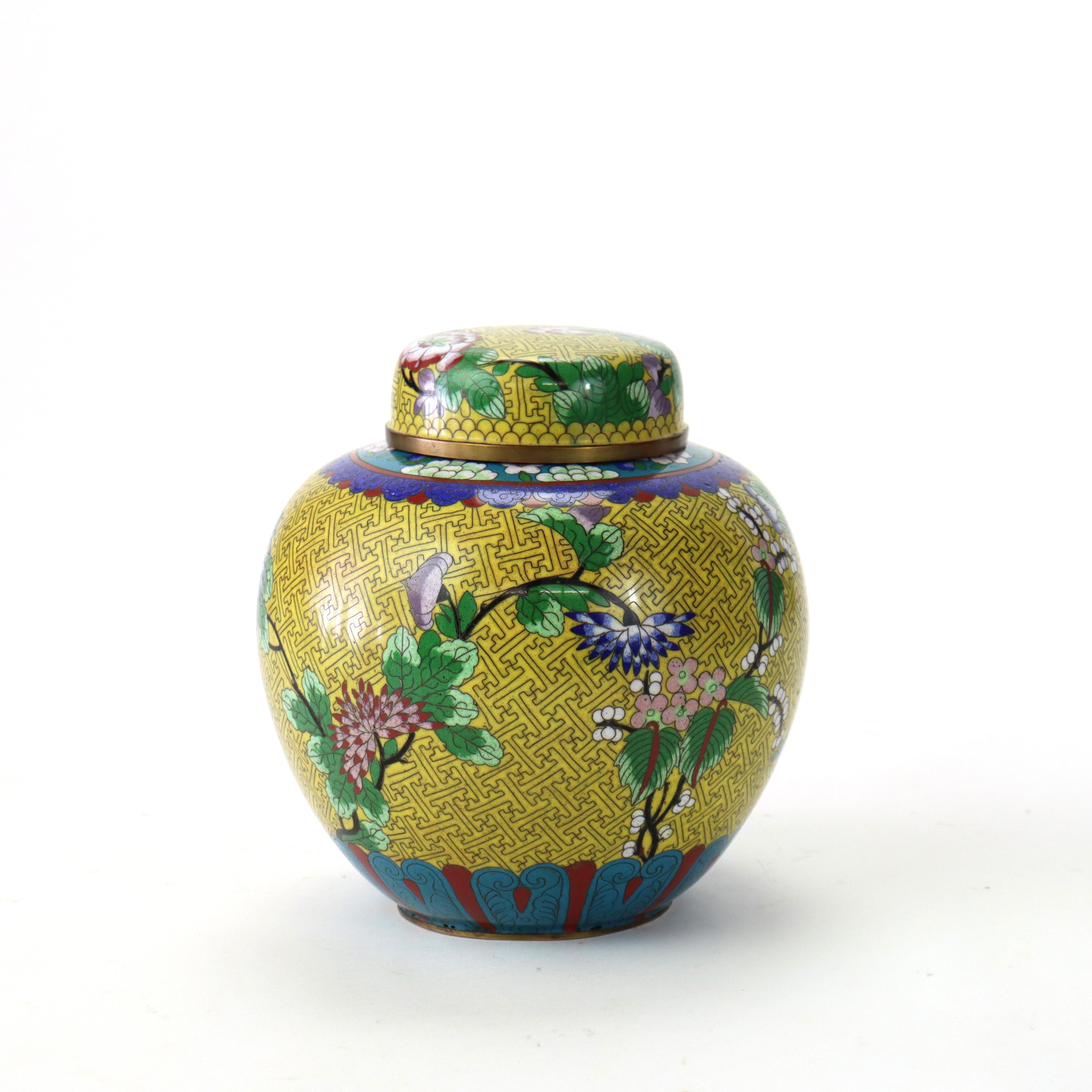 20ième siècle Ancienne jarre chinoise à fleurs en cloisonné émaillé et à couvercle c1920 en vente
