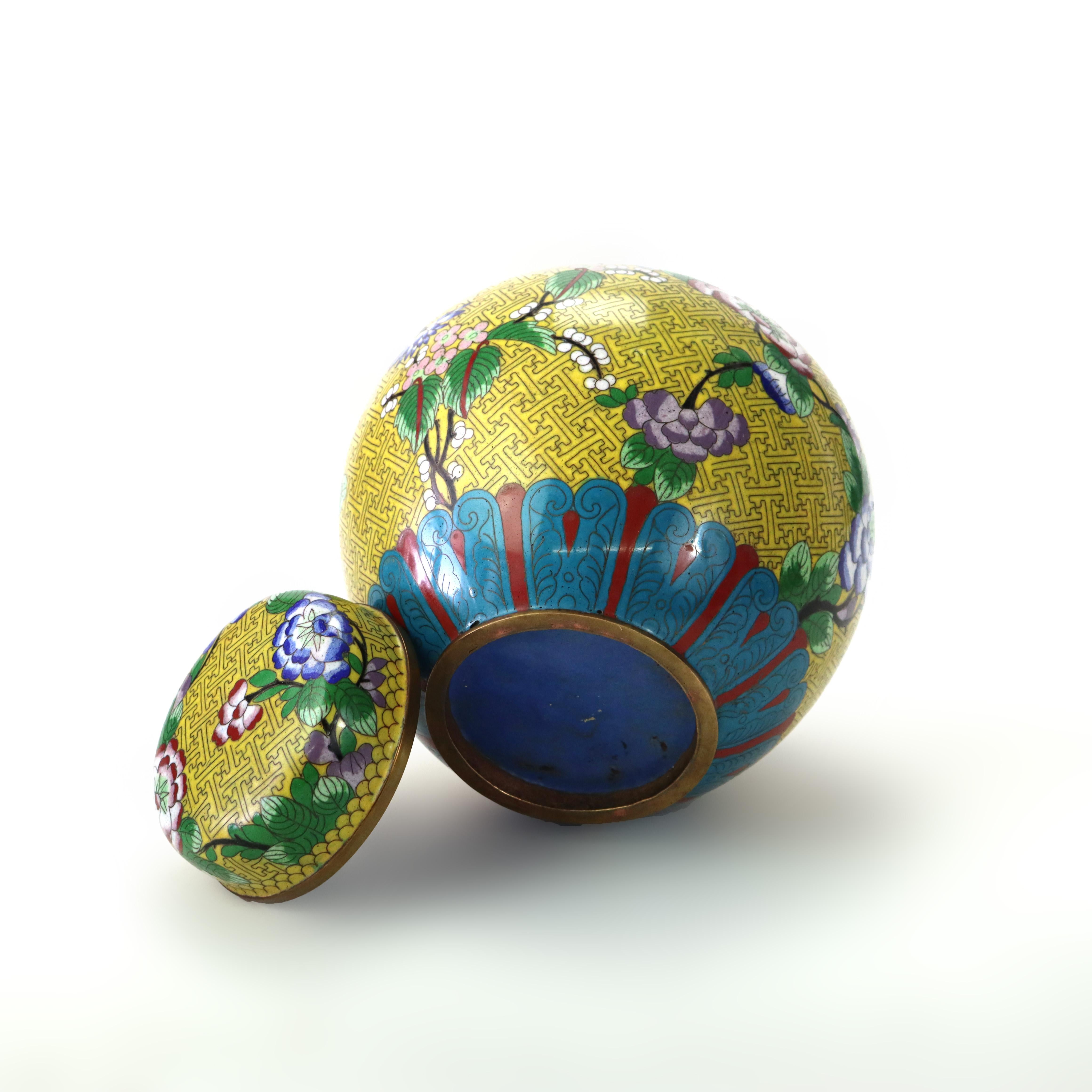 Métal Ancienne jarre chinoise à fleurs en cloisonné émaillé et à couvercle c1920 en vente