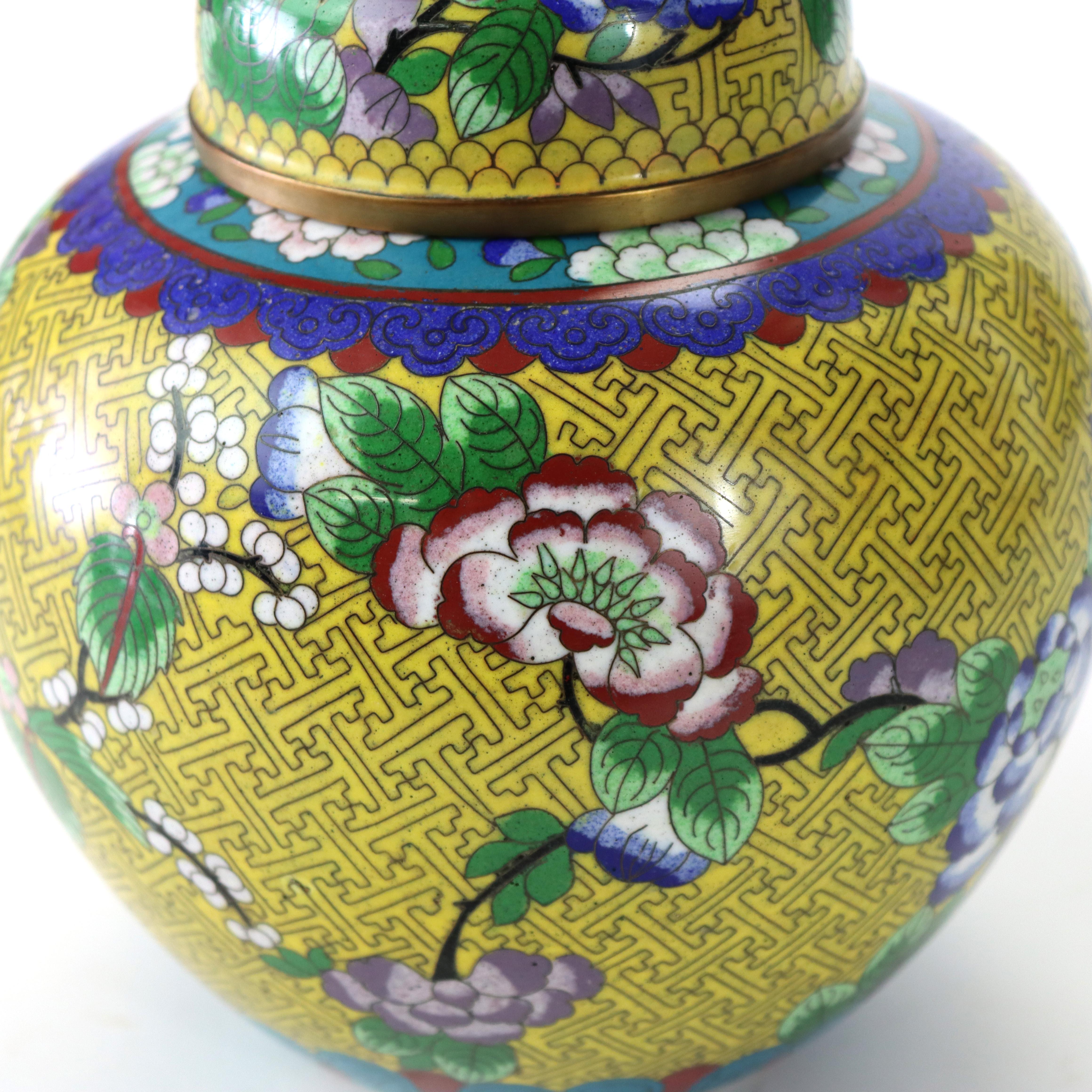 Ancienne jarre chinoise à fleurs en cloisonné émaillé et à couvercle c1920 en vente 1