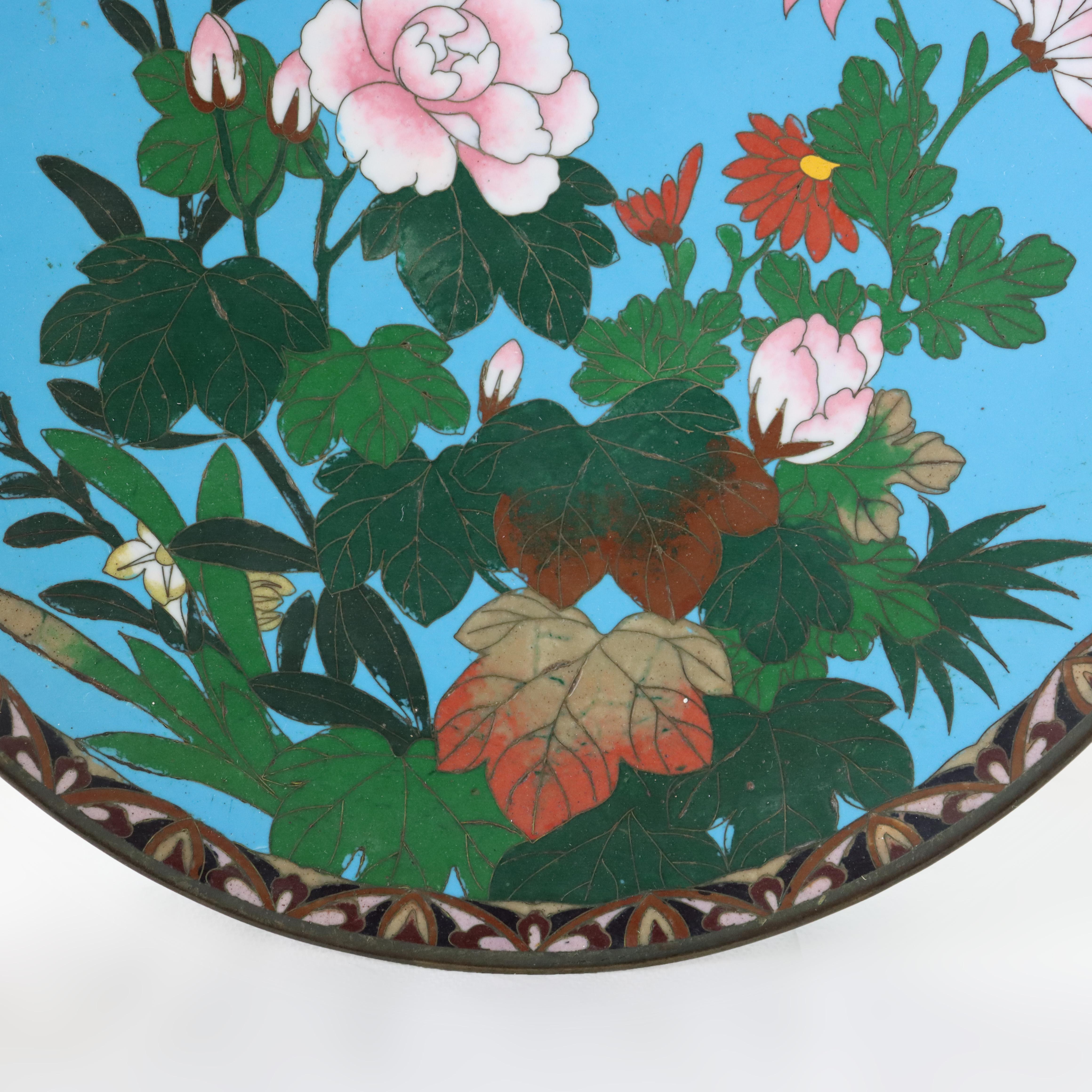 Ancienne assiette chinoise émaillée cloisonnée à motifs floraux et figuratifs C1920 Bon état - En vente à Big Flats, NY