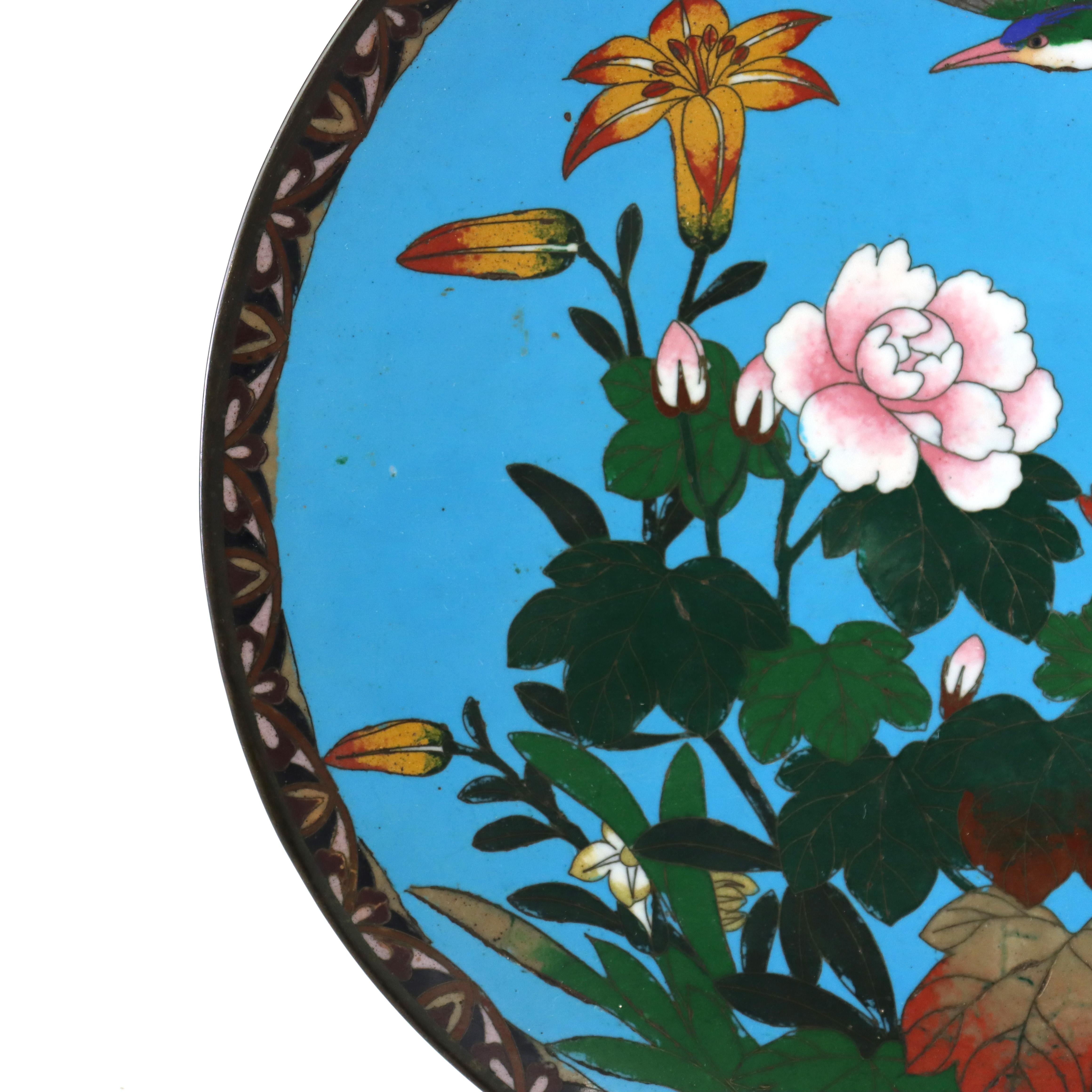 20ième siècle Ancienne assiette chinoise émaillée cloisonnée à motifs floraux et figuratifs C1920 en vente