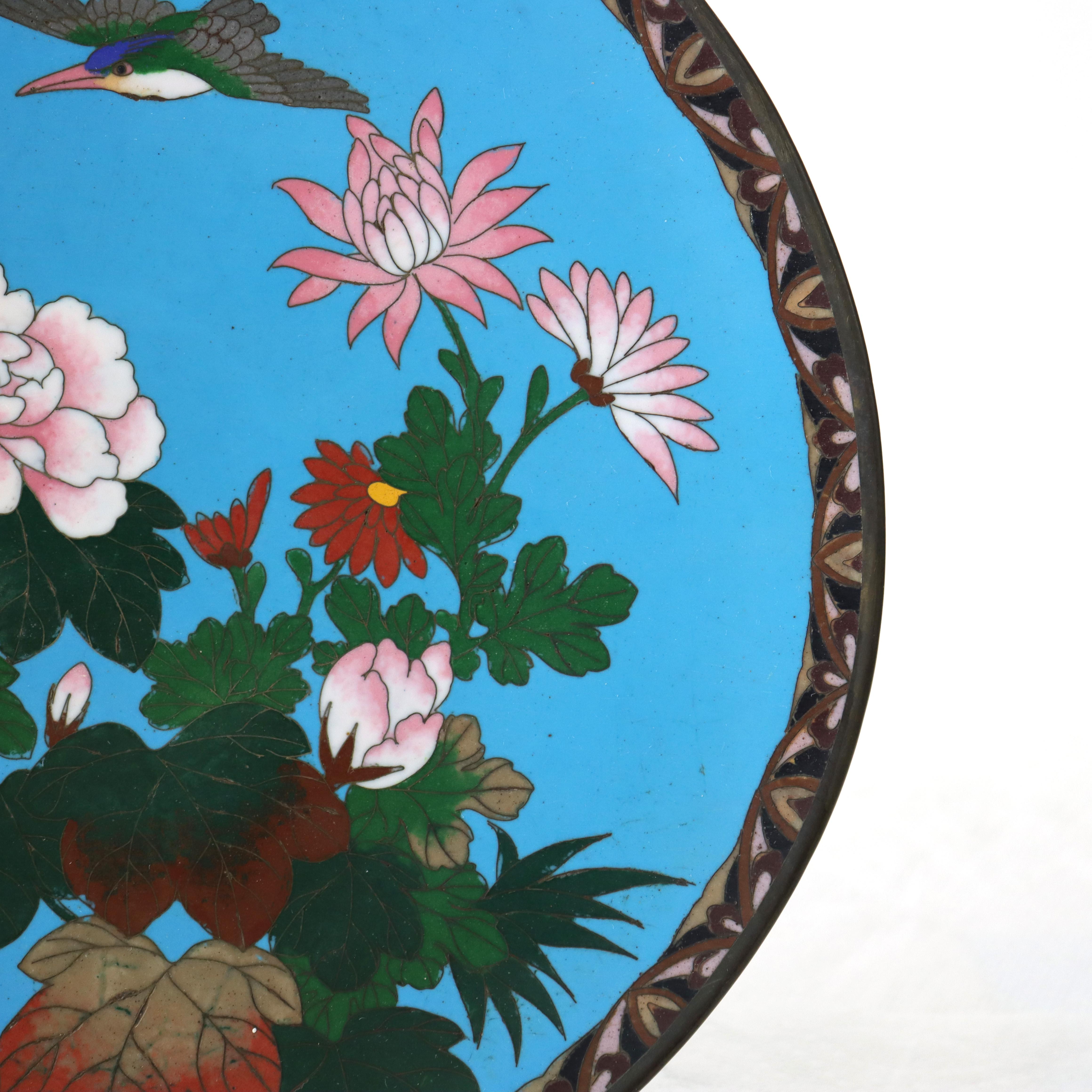 Émail Ancienne assiette chinoise émaillée cloisonnée à motifs floraux et figuratifs C1920 en vente
