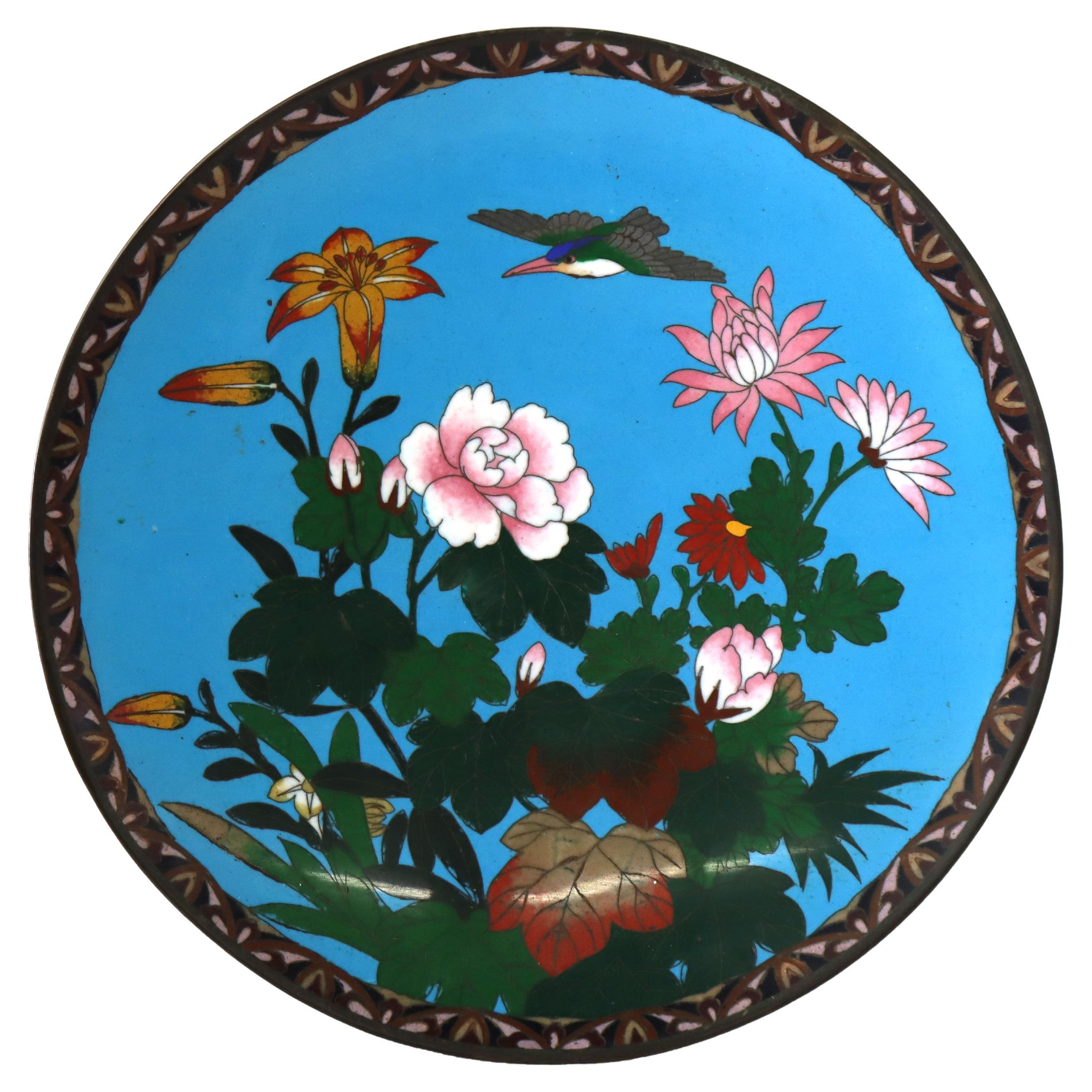 Antico piatto cinese smaltato a cloisonne con figure e fiori C1920