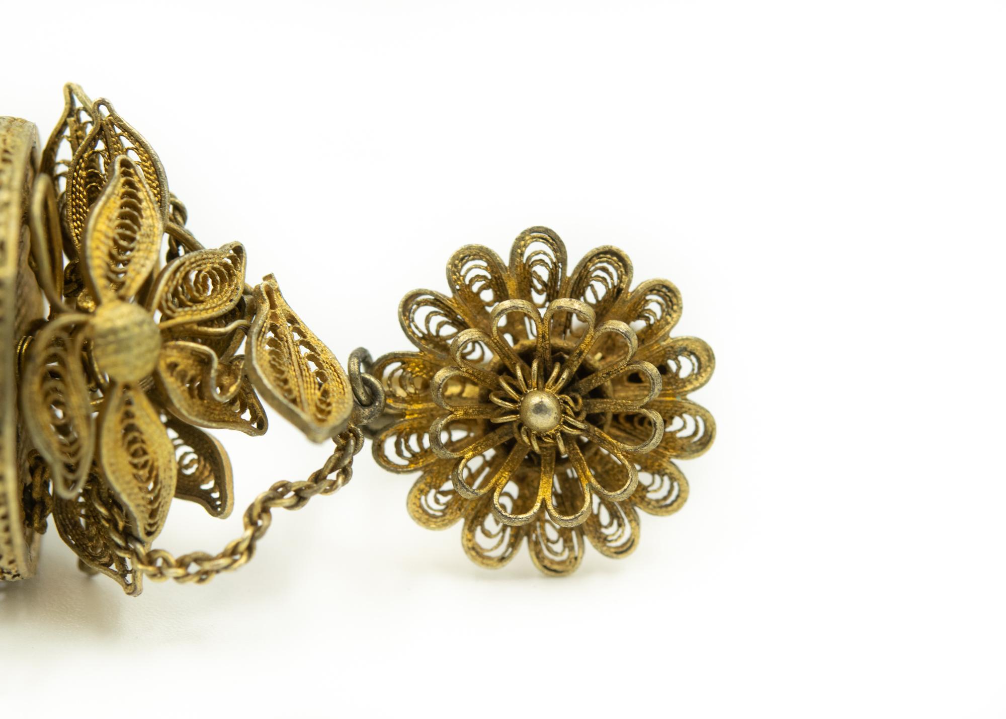 Pendants d'oreilles chinois anciens en forme de lanterne en argent sterling filigrane avec motifs floraux dorés Bon état - En vente à Miami Beach, FL