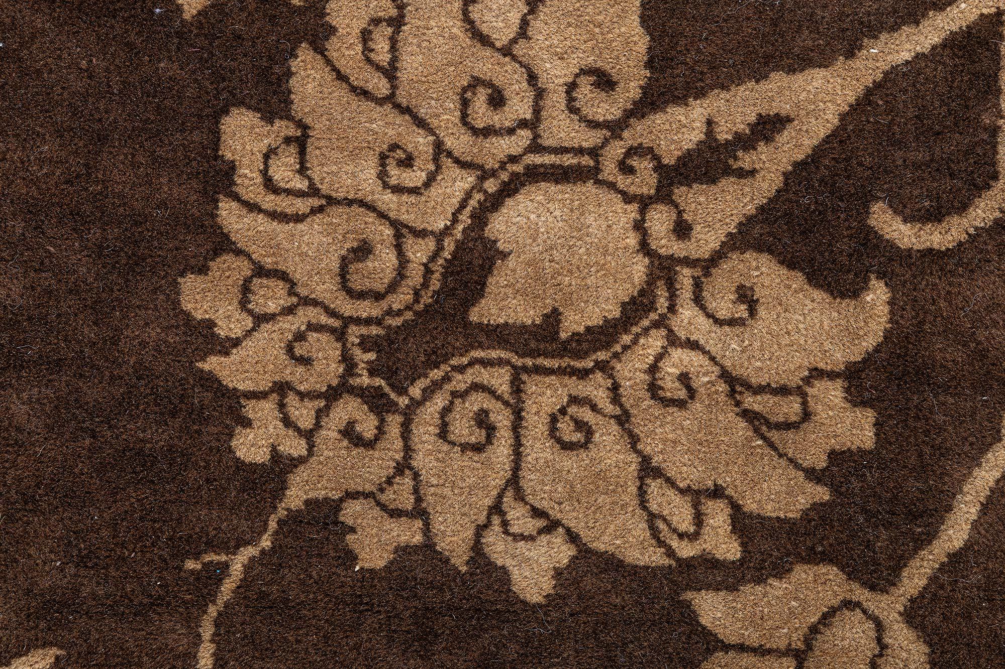 20ième siècle Tapis ancien en laine à motifs floraux chinois Doris Leslie Blau en vente