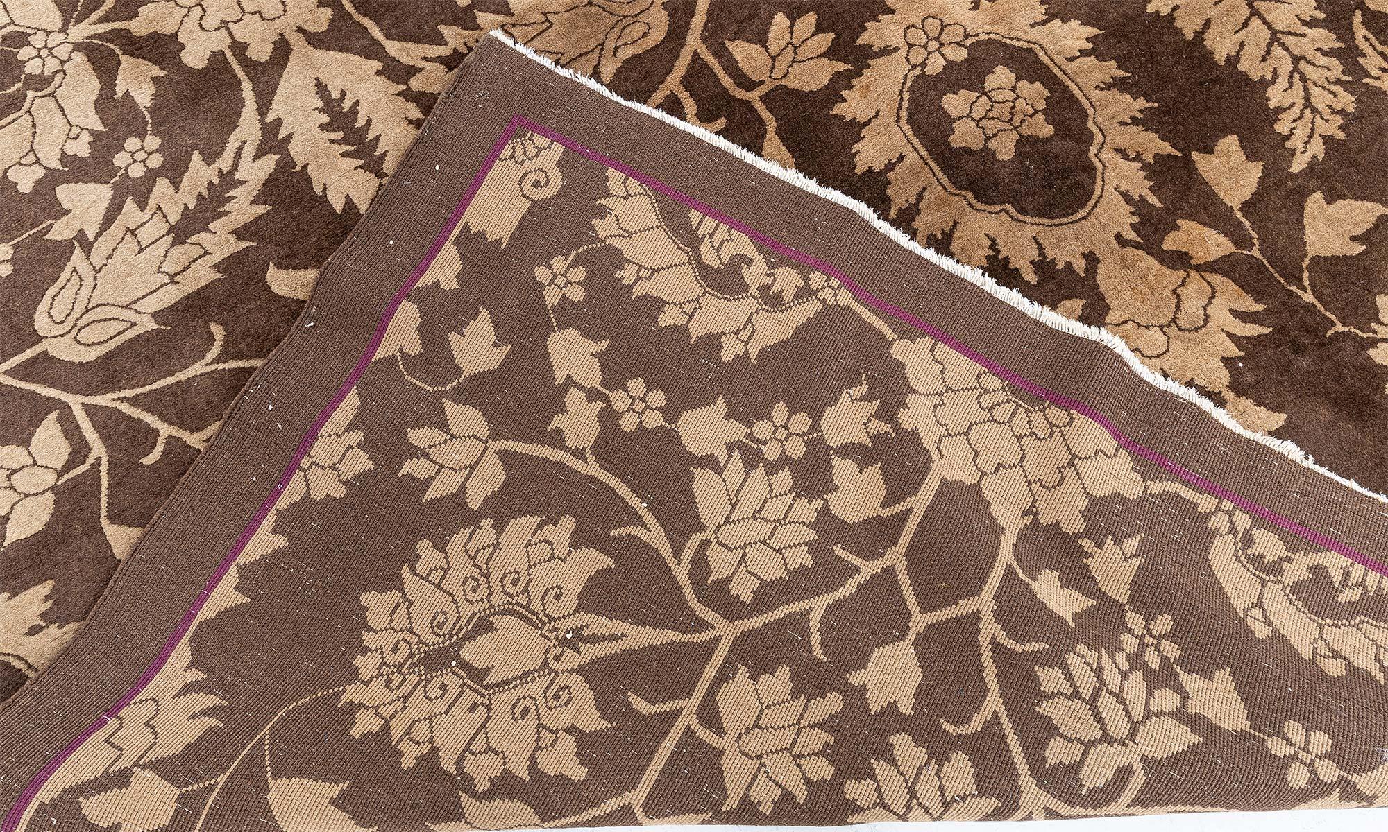 Laine Tapis ancien en laine à motifs floraux chinois Doris Leslie Blau en vente