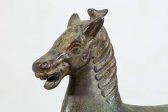 Statue chinoise ancienne de cheval volant de Gansu en bronze moulé patiné vert