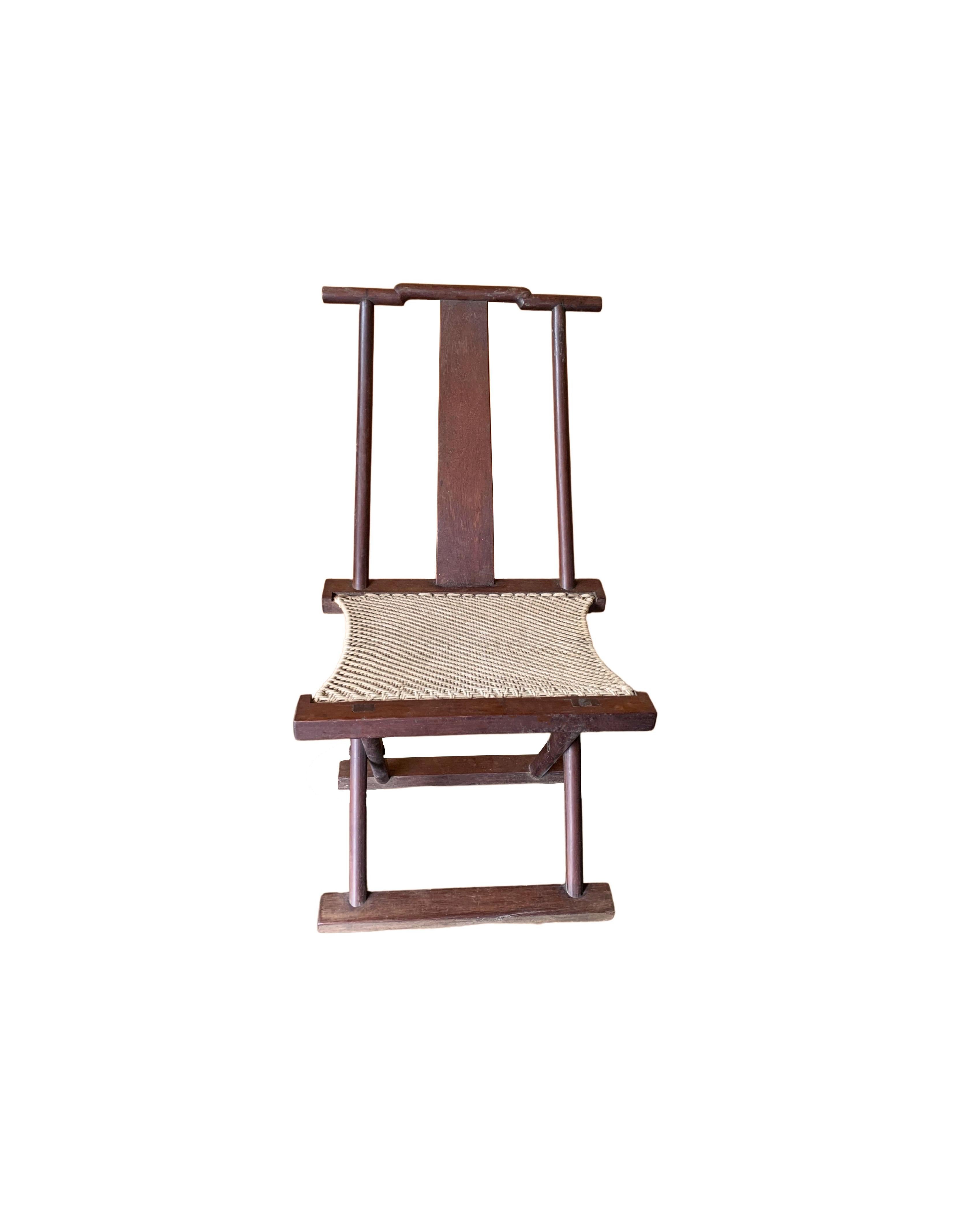 Antiker chinesischer klappbarer Stuhl mit Sitz aus geflochtenem Stoff, um 1900 (Sonstiges) im Angebot