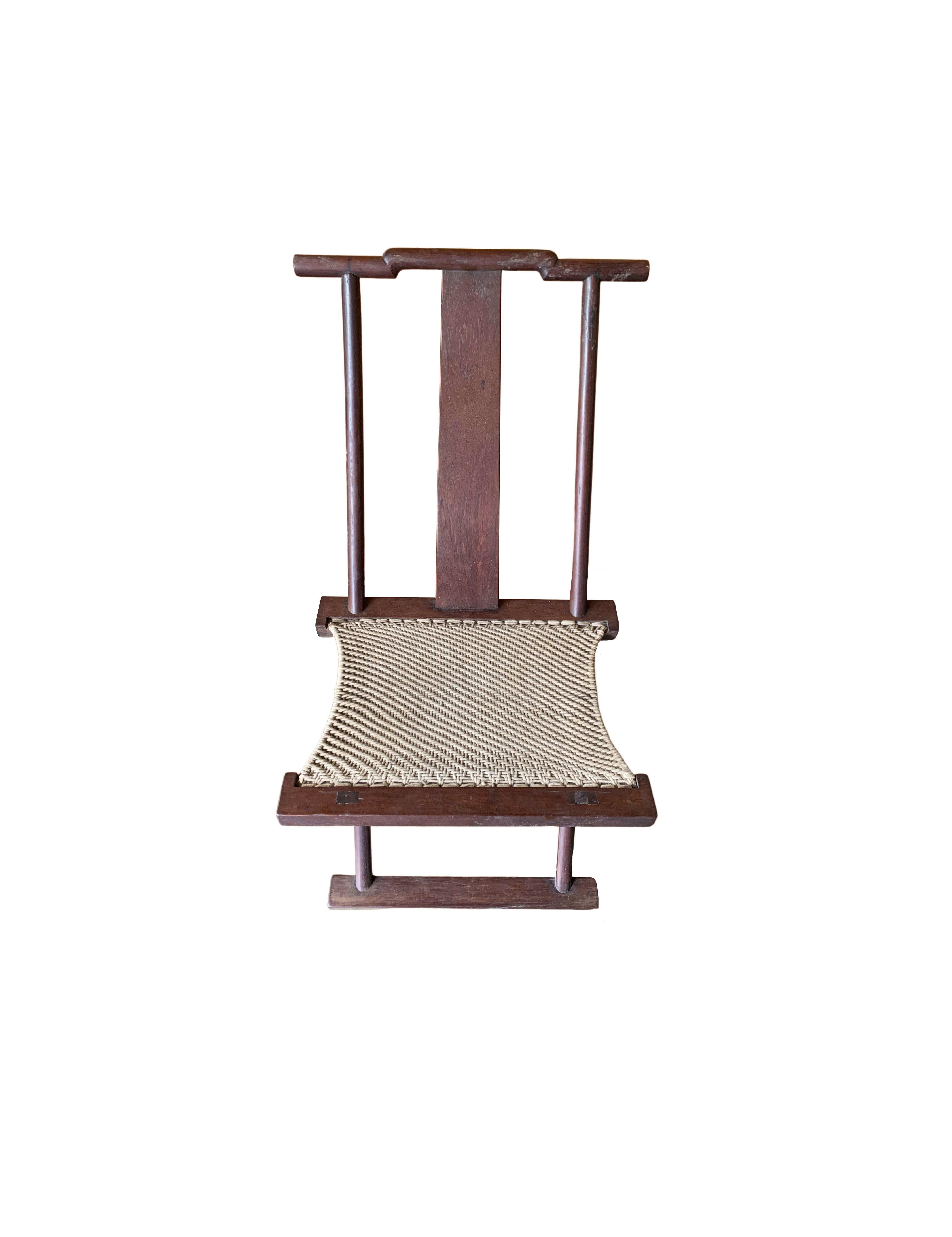 Antiker chinesischer klappbarer Stuhl mit Sitz aus geflochtenem Stoff, um 1900 (Handgefertigt) im Angebot