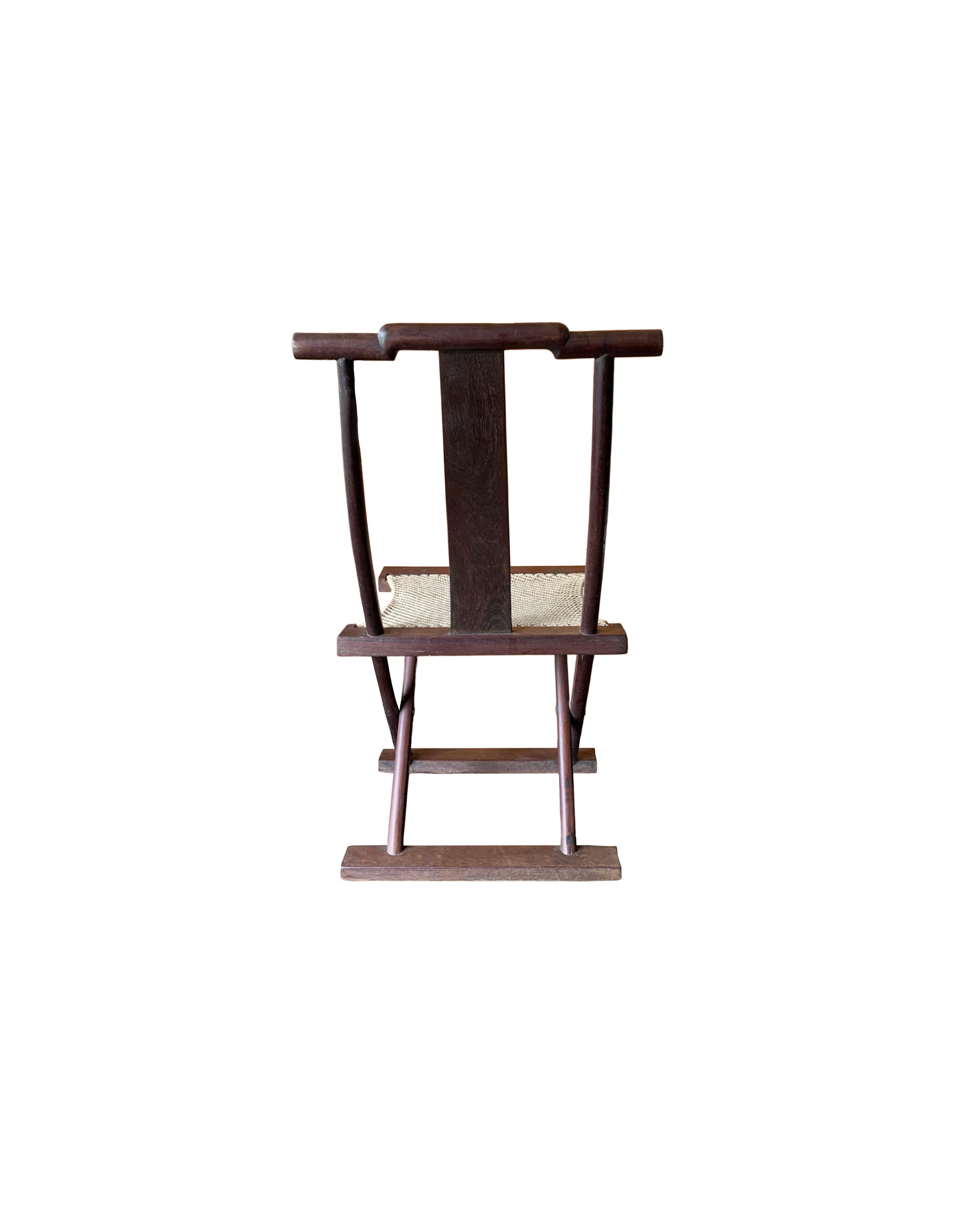Antiker chinesischer klappbarer Stuhl mit Sitz aus geflochtenem Stoff, um 1900 im Zustand „Gut“ im Angebot in Jimbaran, Bali