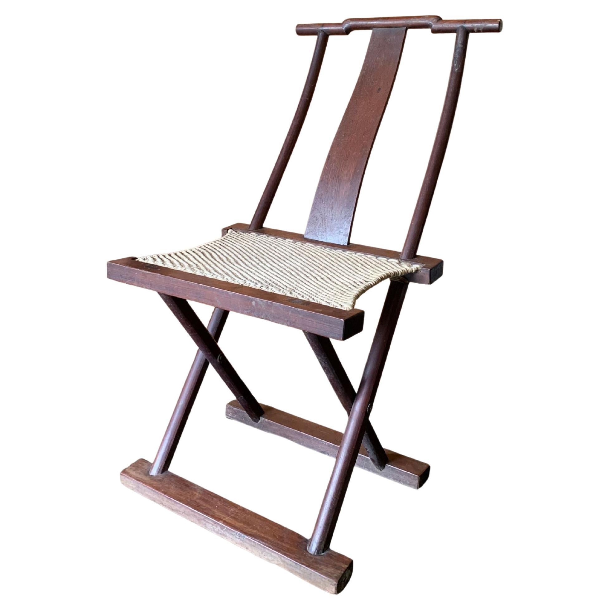 Antiker chinesischer klappbarer Stuhl mit Sitz aus geflochtenem Stoff, um 1900 im Angebot