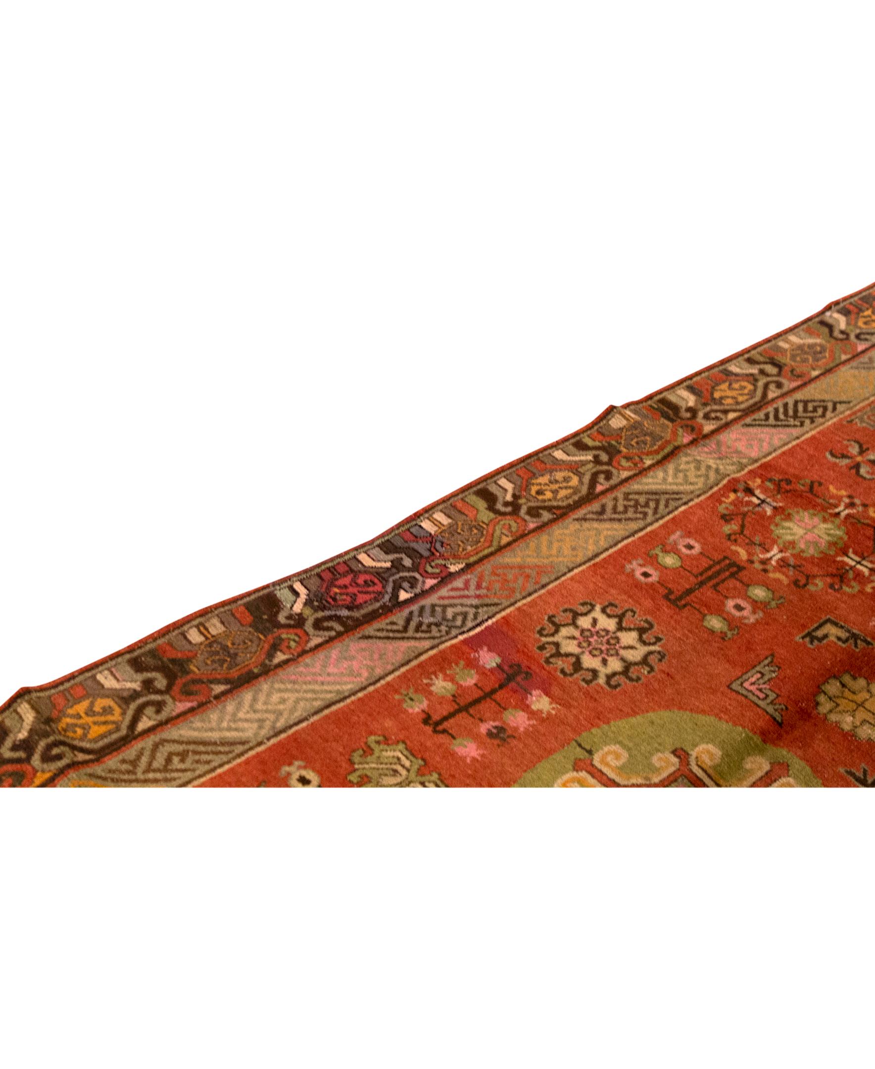 Dieser elegante handgewebte Teppich stammt aus China und ist aus feinster Wolle gewebt, um ein weiches und luxuriöses Stück zu schaffen, das sich in vielen verschiedenen Umgebungen gut macht. Größe: 4'-11