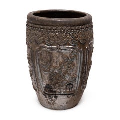 Jarre chinoise ancienne à relief représentant quatre fleurs, XIXe siècle