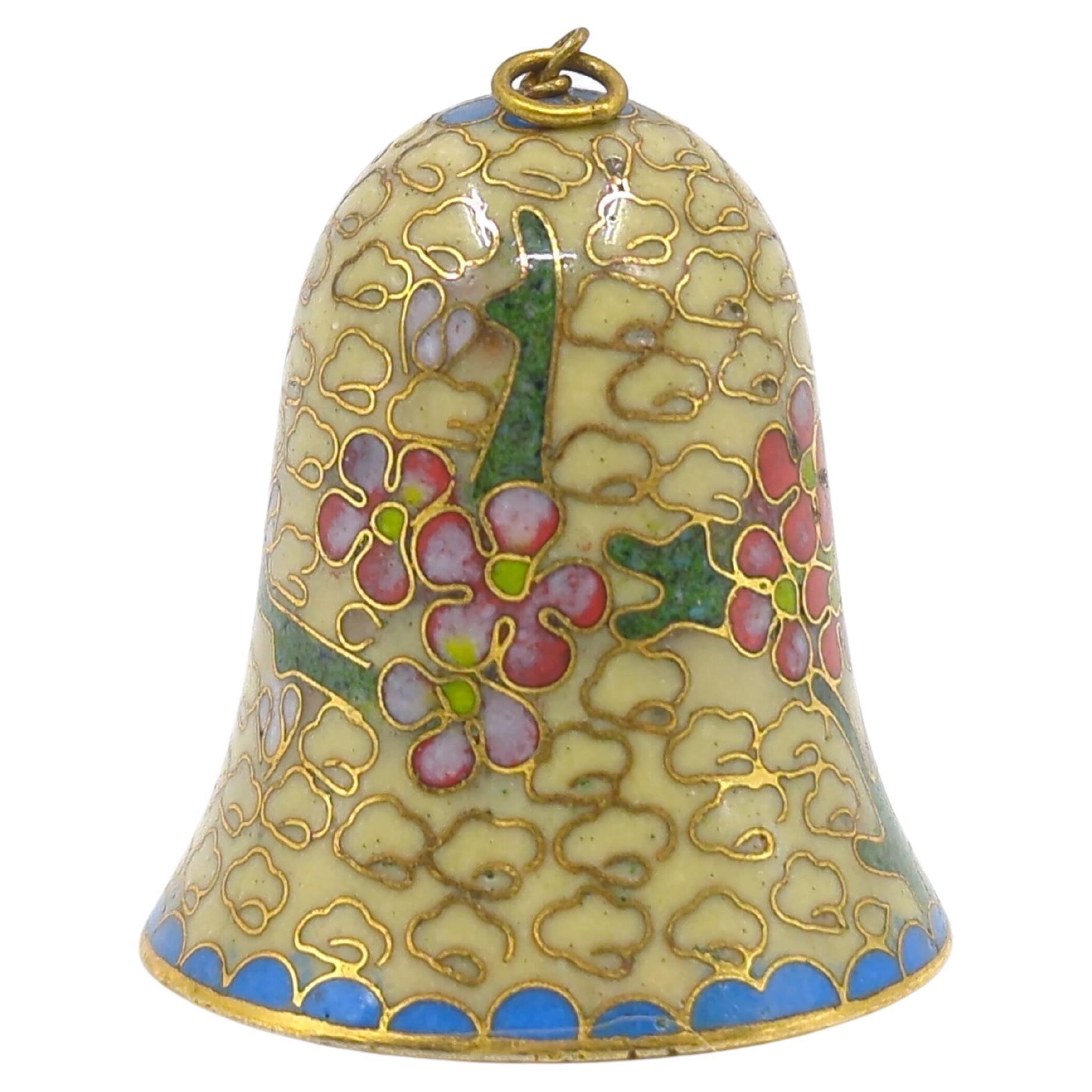 Antike chinesische Glocke aus Cloisonne-Emaille, mit vergoldeten Details und einem Jade-Schläger

Diese wunderbare kleine Glocke gibt einen charmanten Ton von sich und ist ein schönes Geschenk für einen geschätzten Menschen oder ein Haustier in