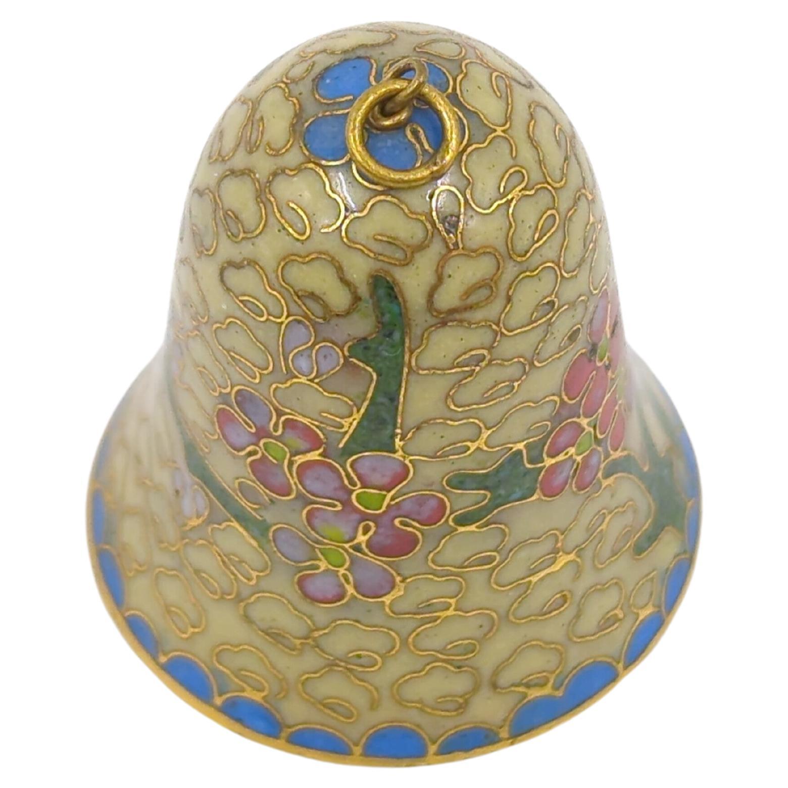 Antiker chinesischer vergoldeter Cloisonné-Glocken-Jade-Ständer aus Jade, 19/20c  (Rundschliff) im Angebot