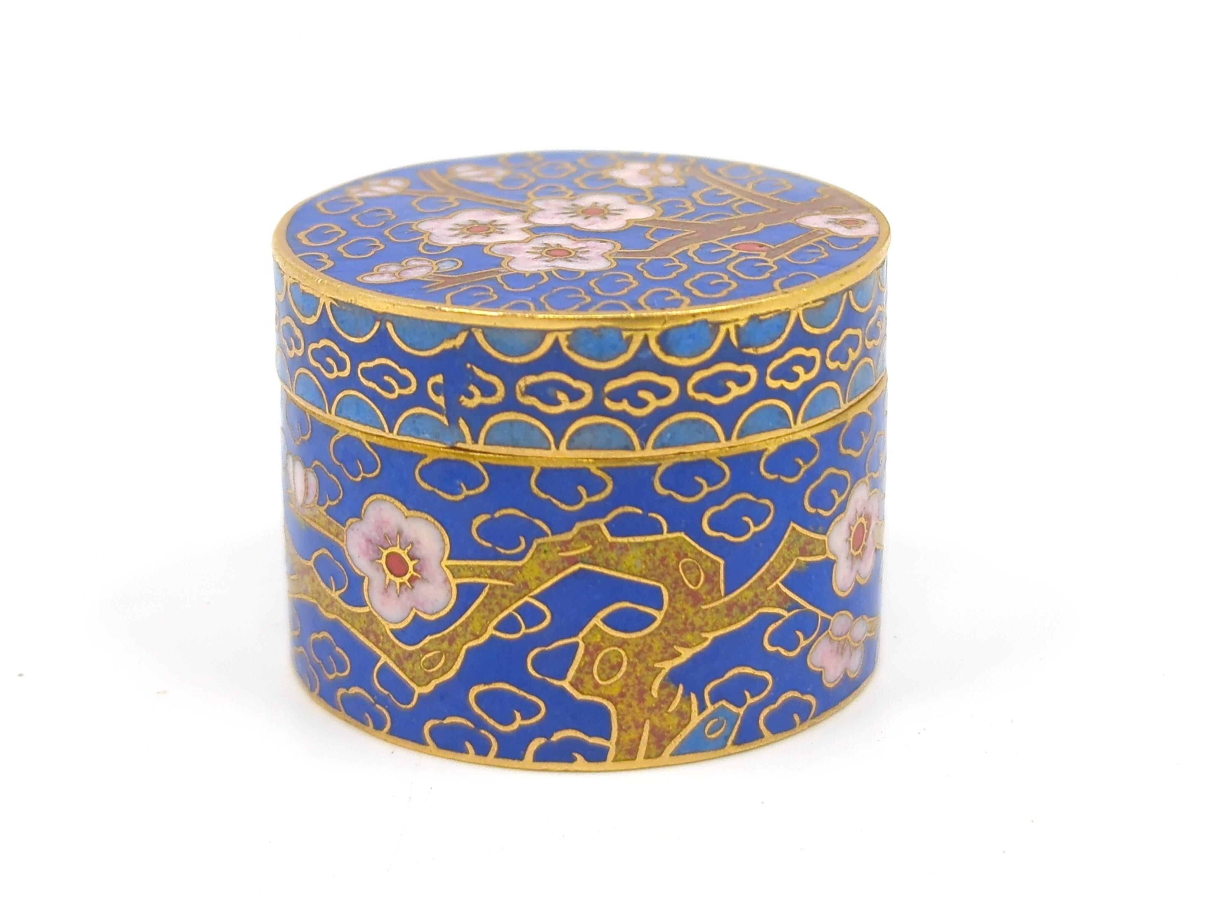 Boîte chinoise ancienne couverte de cloisonné doré décorée de fleurs de prunus 19/20c  en vente 1