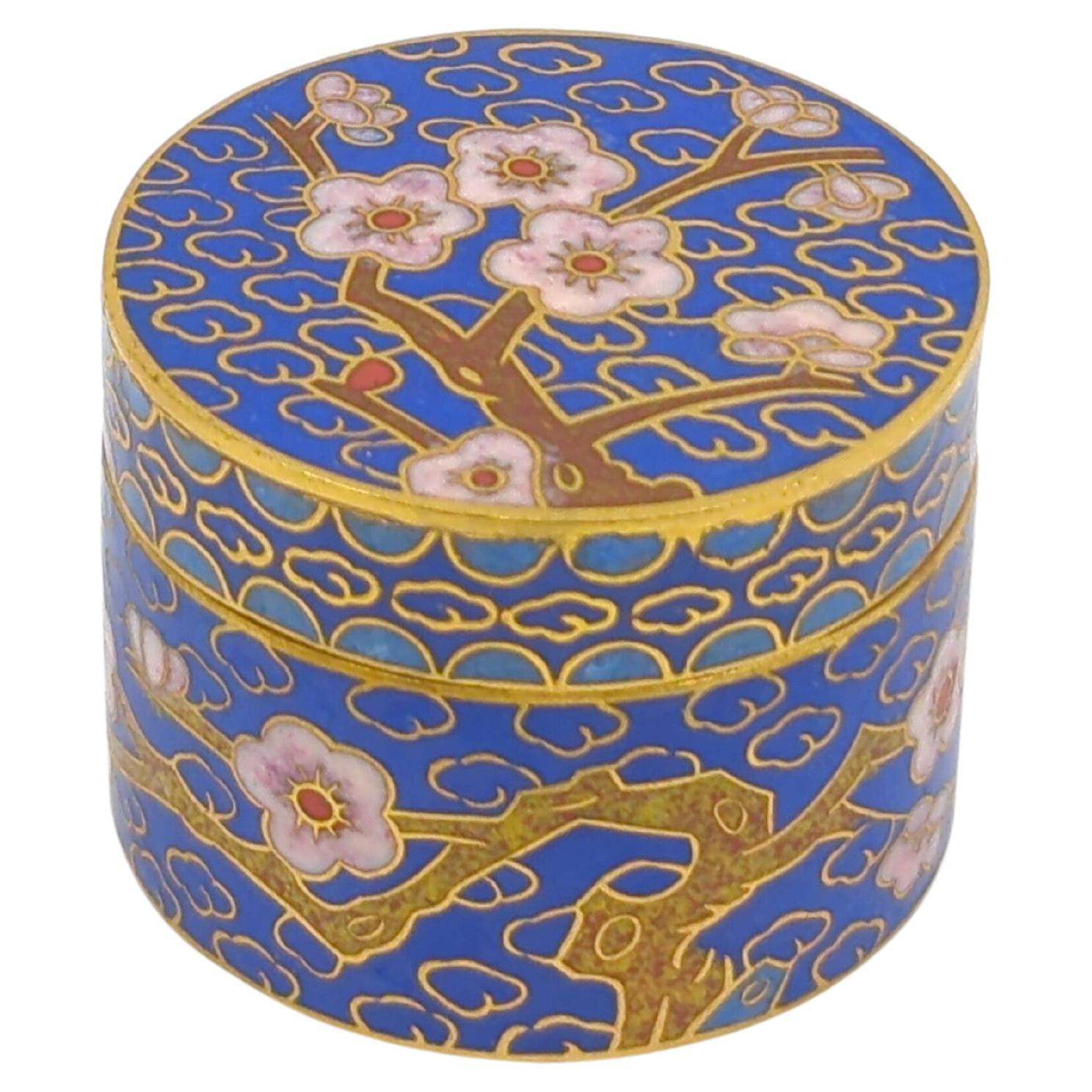 Boîte chinoise ancienne couverte de cloisonné doré décorée de fleurs de prunus 19/20c 