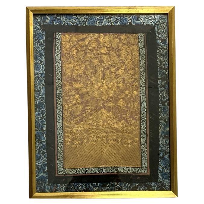 Panneau ancien chinois brodé en vermeil encadré en vente