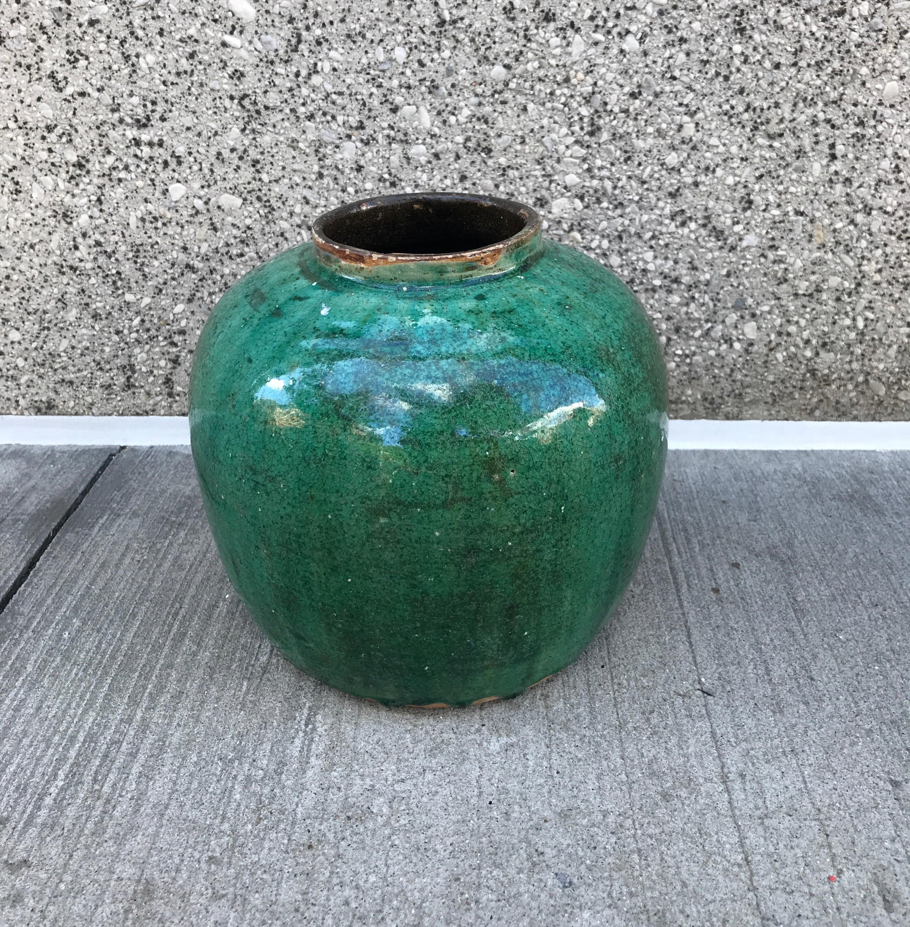 A classically shaped and beautifully glazed dark green antique Chinese ceramic ginger jar. A colorful addition to any room. Hunan Province, circa 1880.
CR749.