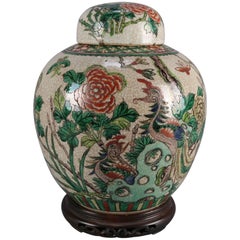 Ancien pot à gingembre chinois sur support en bois de rose sculpté:: motif de jardin