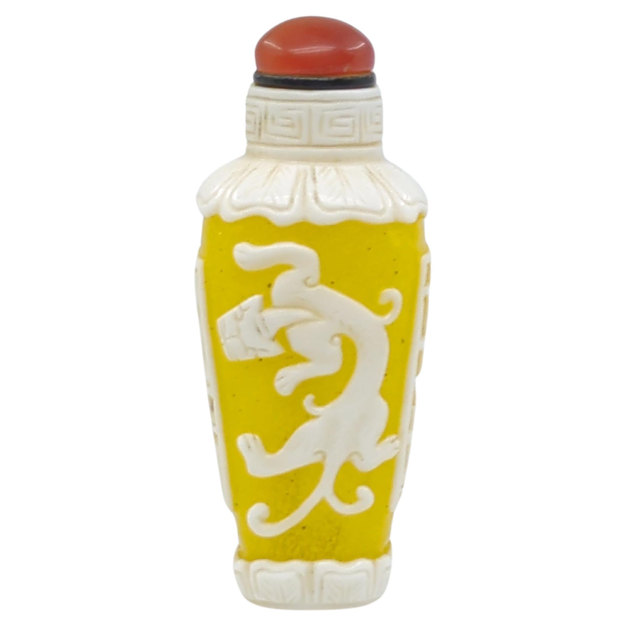 Verre Tabatière vintage chinoise Qilin blanche sur fond jaune, milieu du 20e siècle en vente