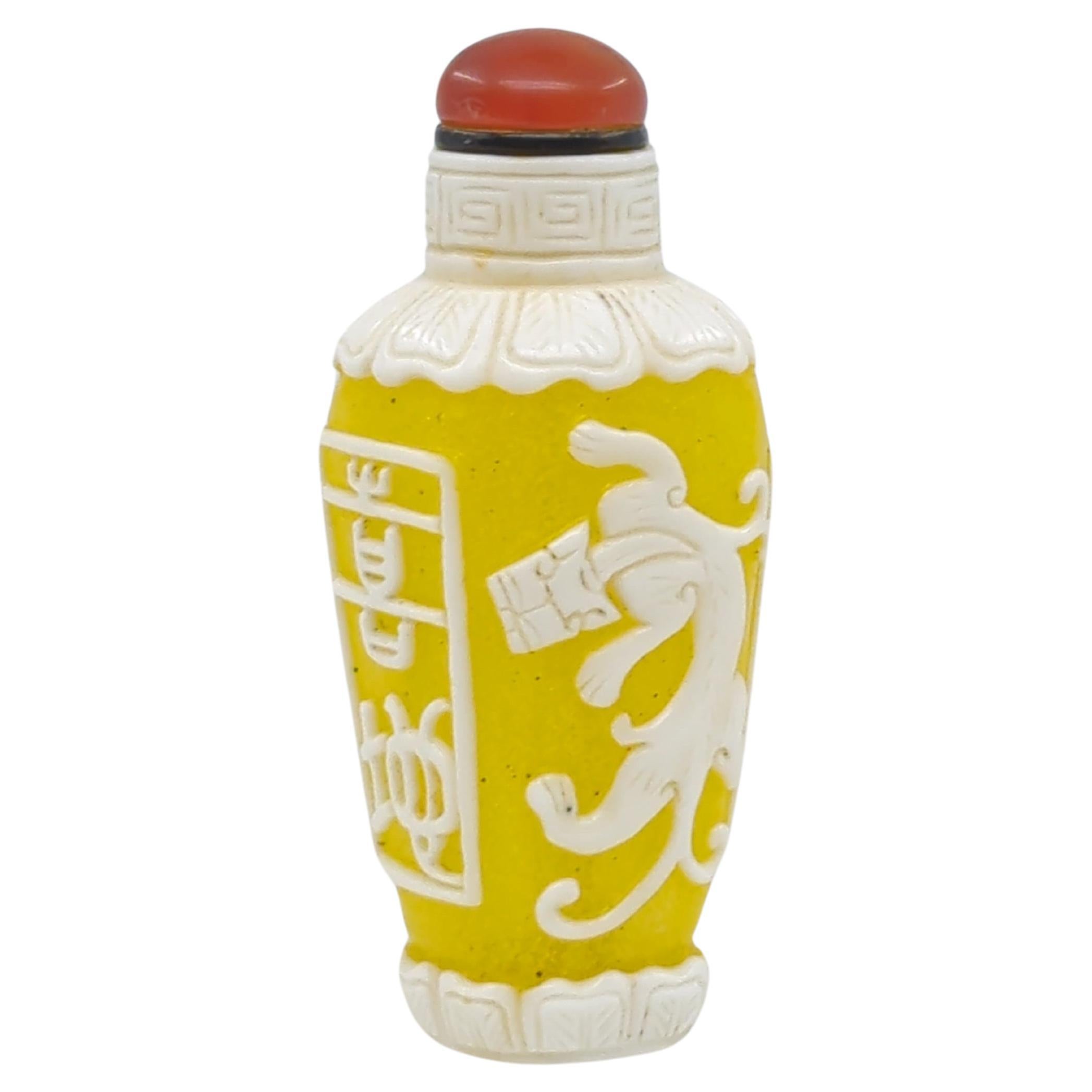 Chinesische Vintage-Schnupftabakflasche mit Glasüberzug aus weißem Qilin auf gelbem Grund, Mitte des 20. Jahrhunderts