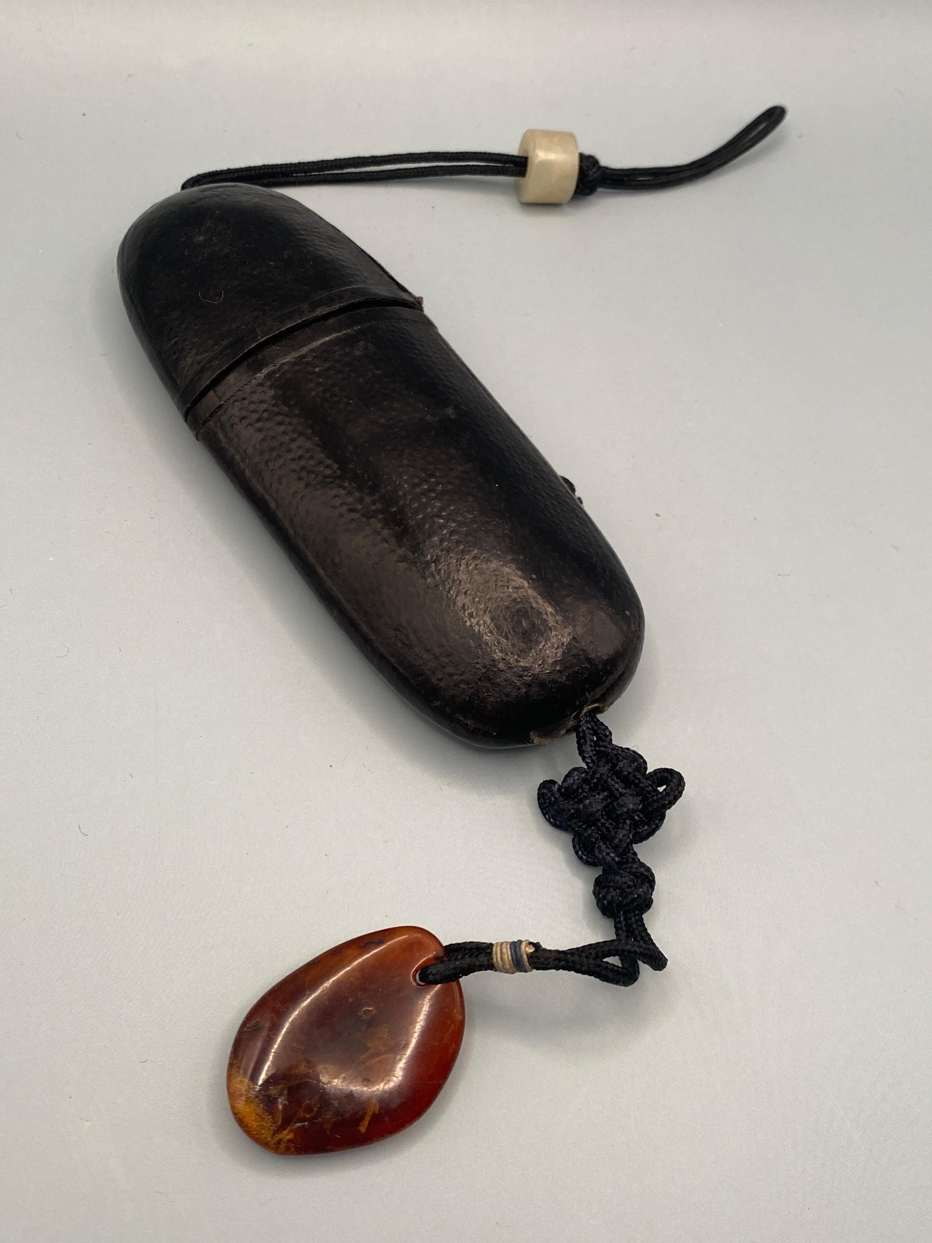 Antico astuccio cinese per bicchieri e occhiali di zigrino con perline di ambra e giada in vendita 5