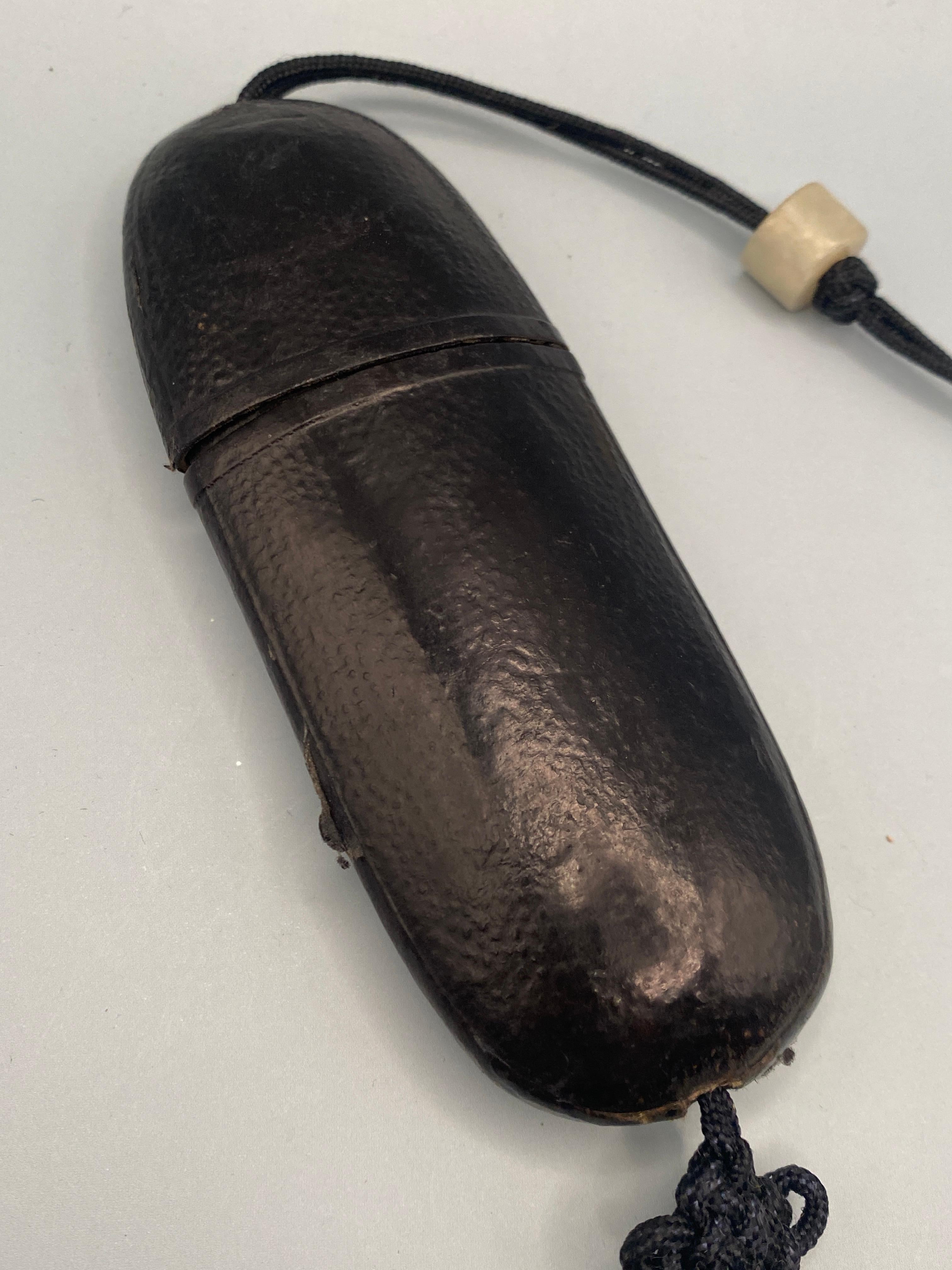 Antico astuccio cinese per bicchieri e occhiali di zigrino con perline di ambra e giada in vendita 6