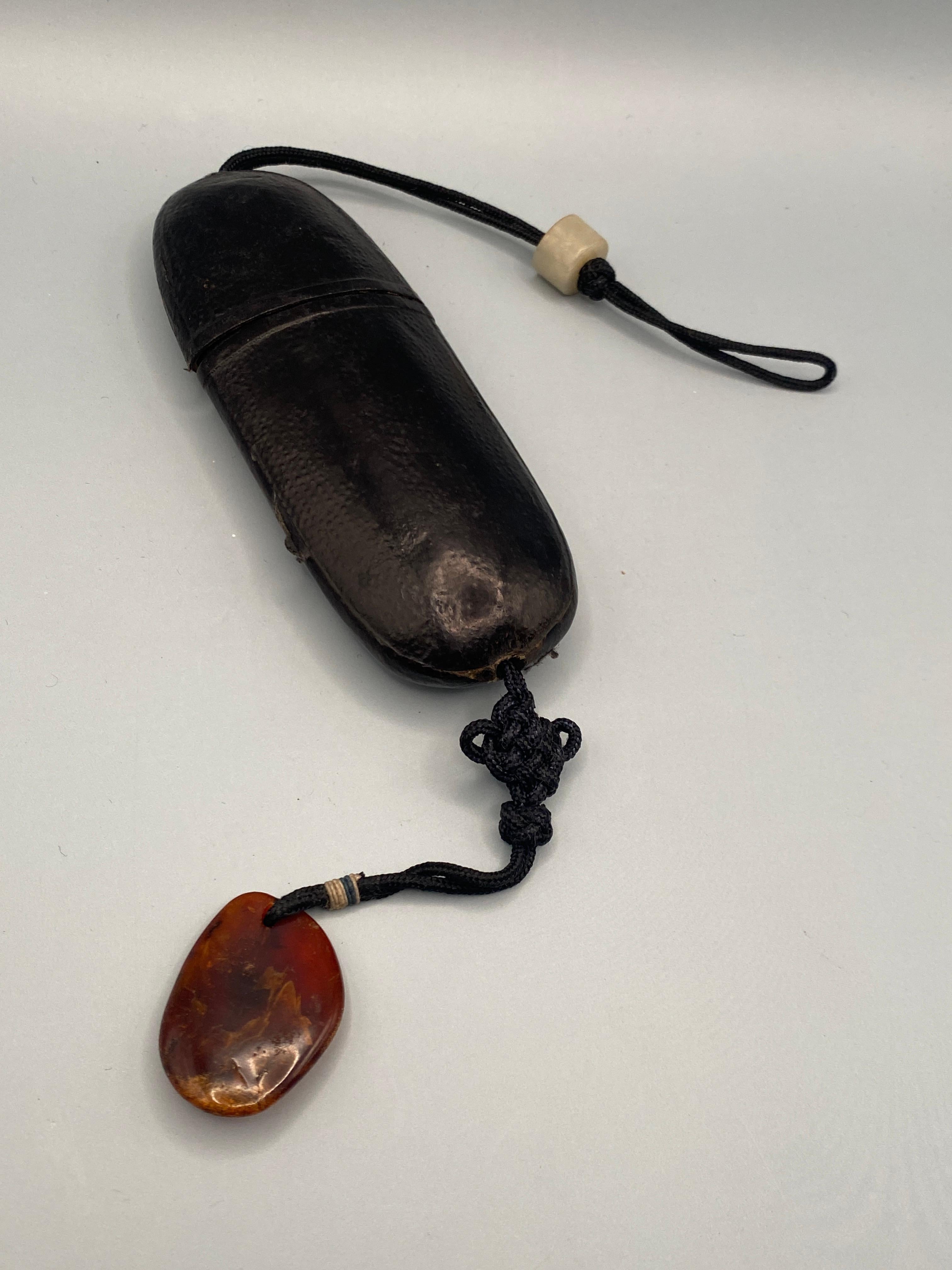 Antico astuccio cinese per bicchieri e occhiali di zigrino con perline di ambra e giada in vendita 7