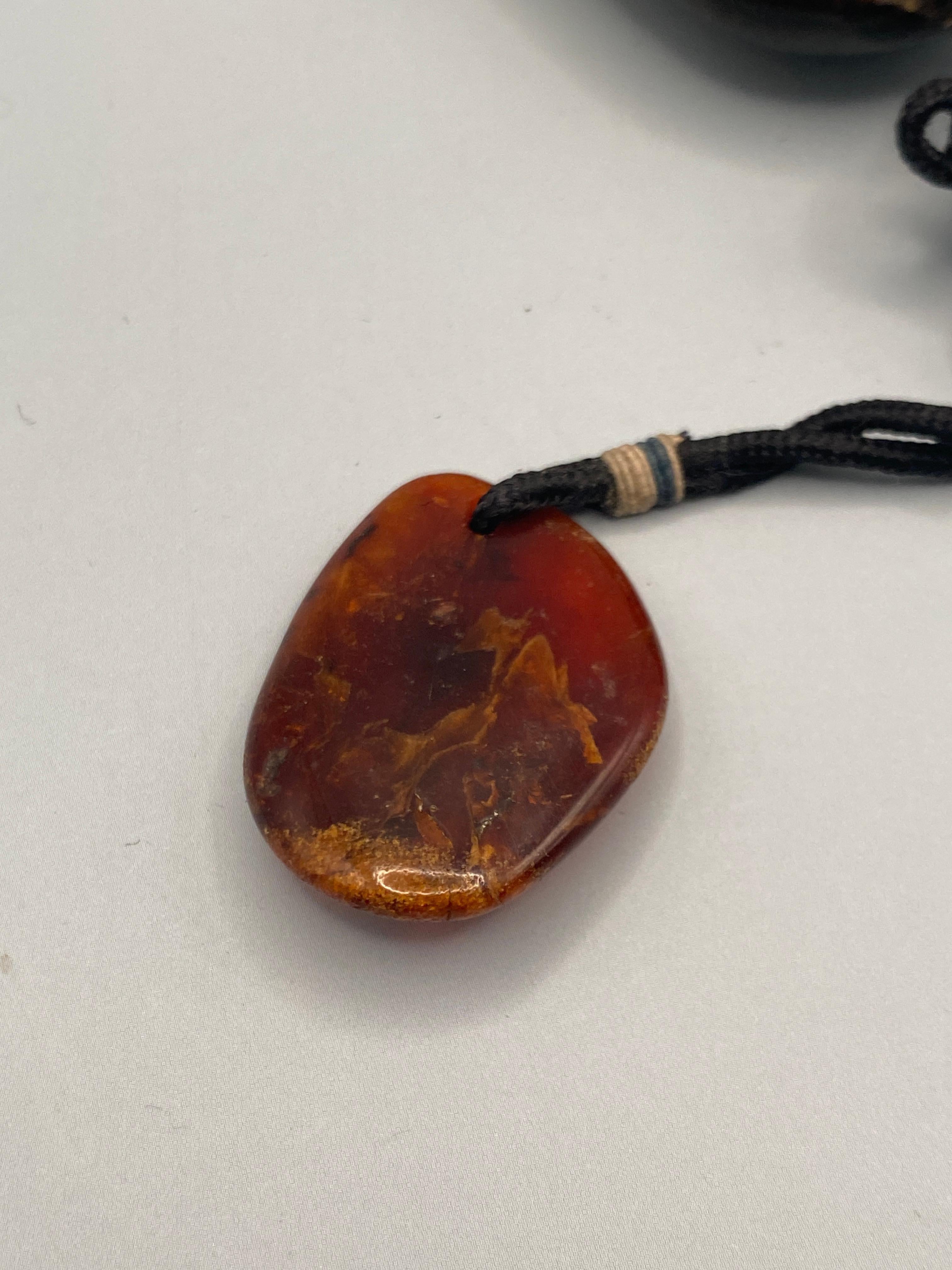 Antico astuccio cinese per bicchieri e occhiali di zigrino con perline di ambra e giada in vendita 8