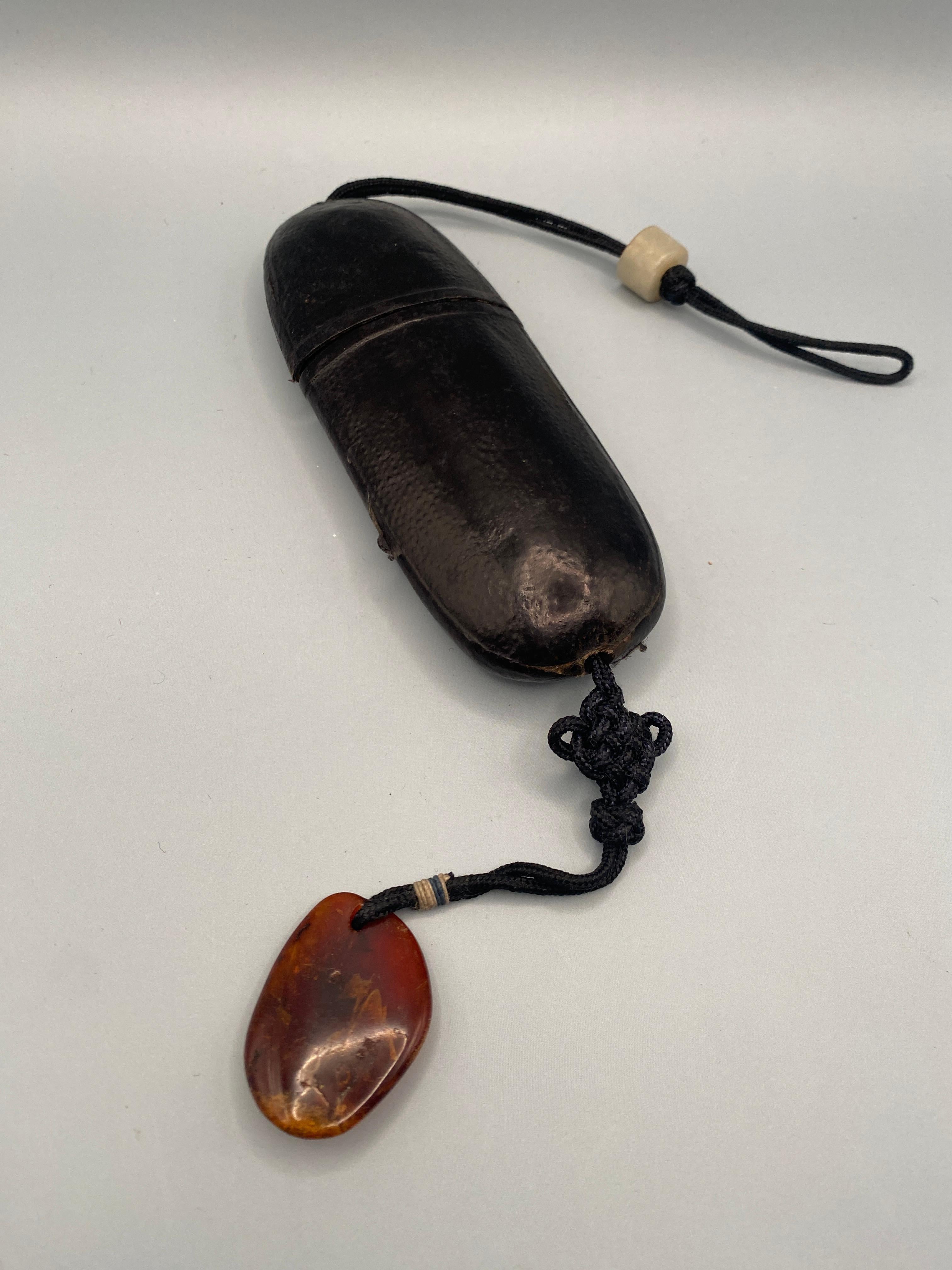 Antico astuccio cinese per bicchieri e occhiali di zigrino con perline di ambra e giada in vendita 9