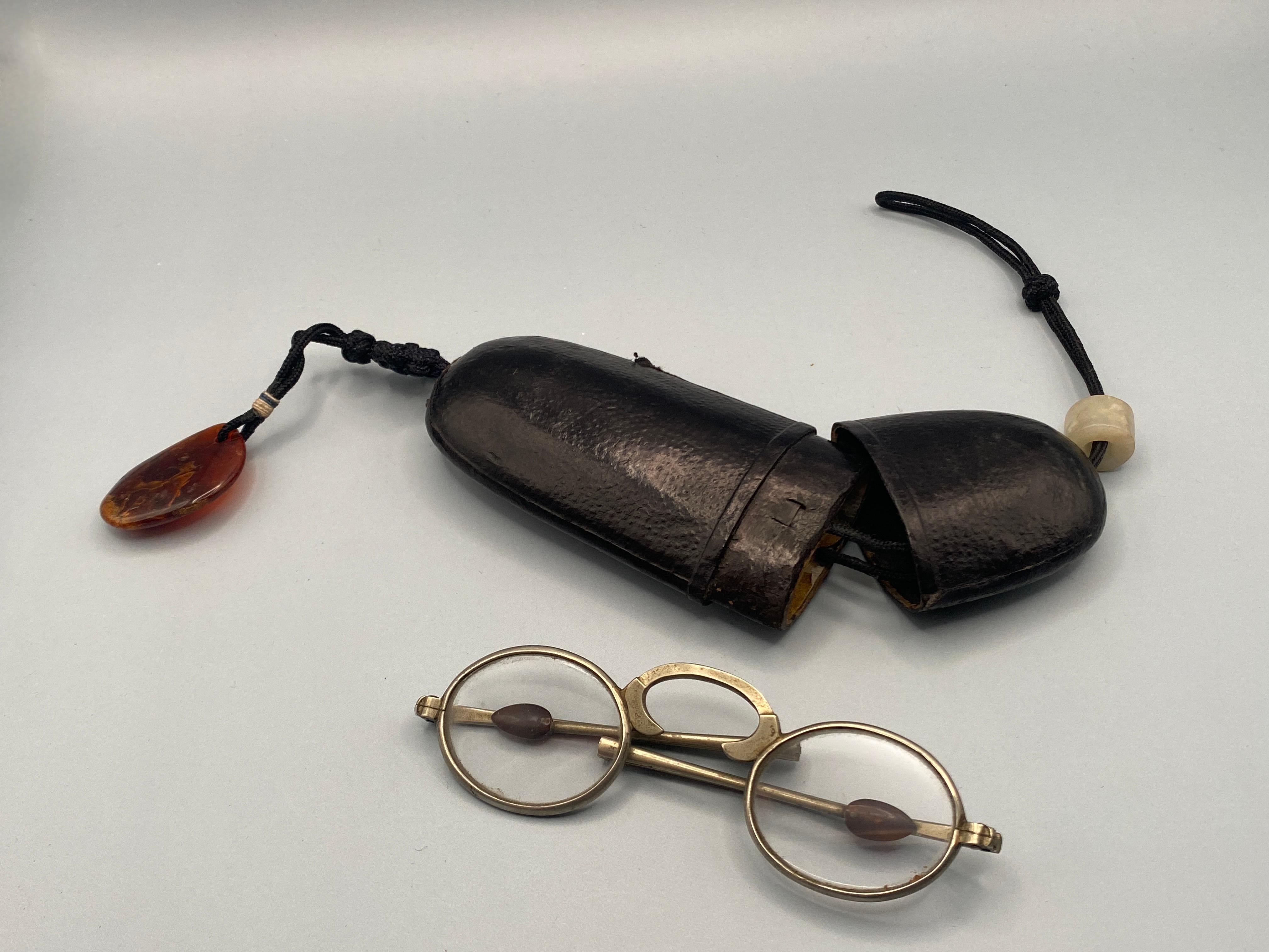 Un favoloso astuccio per occhiali in zigrino della metà o della fine del 1800, etui, ancora con gli occhiali originali pieghevoli all'interno. È difficile sapere con certezza se questa è fatta con la pelle della razza o dello squalo. In genere lo