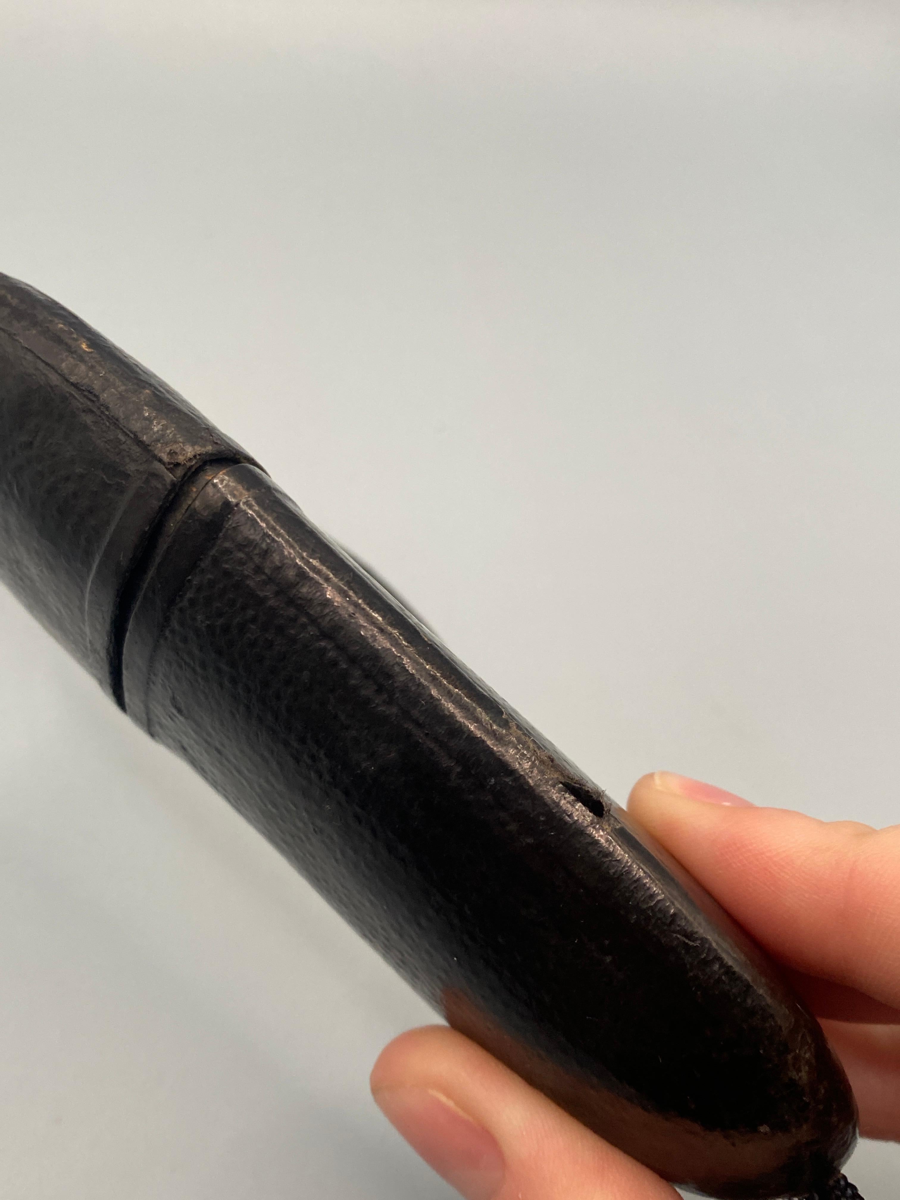 Nero Antico astuccio cinese per bicchieri e occhiali di zigrino con perline di ambra e giada in vendita