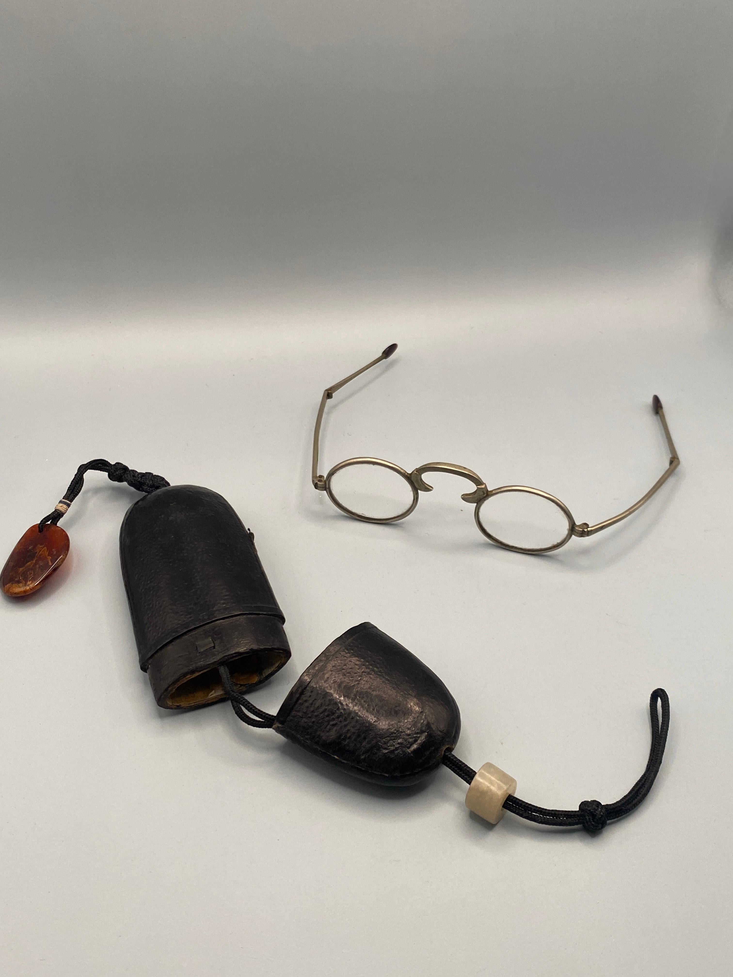 Antico astuccio cinese per bicchieri e occhiali di zigrino con perline di ambra e giada In condizioni buone in vendita a Point Richmond, CA