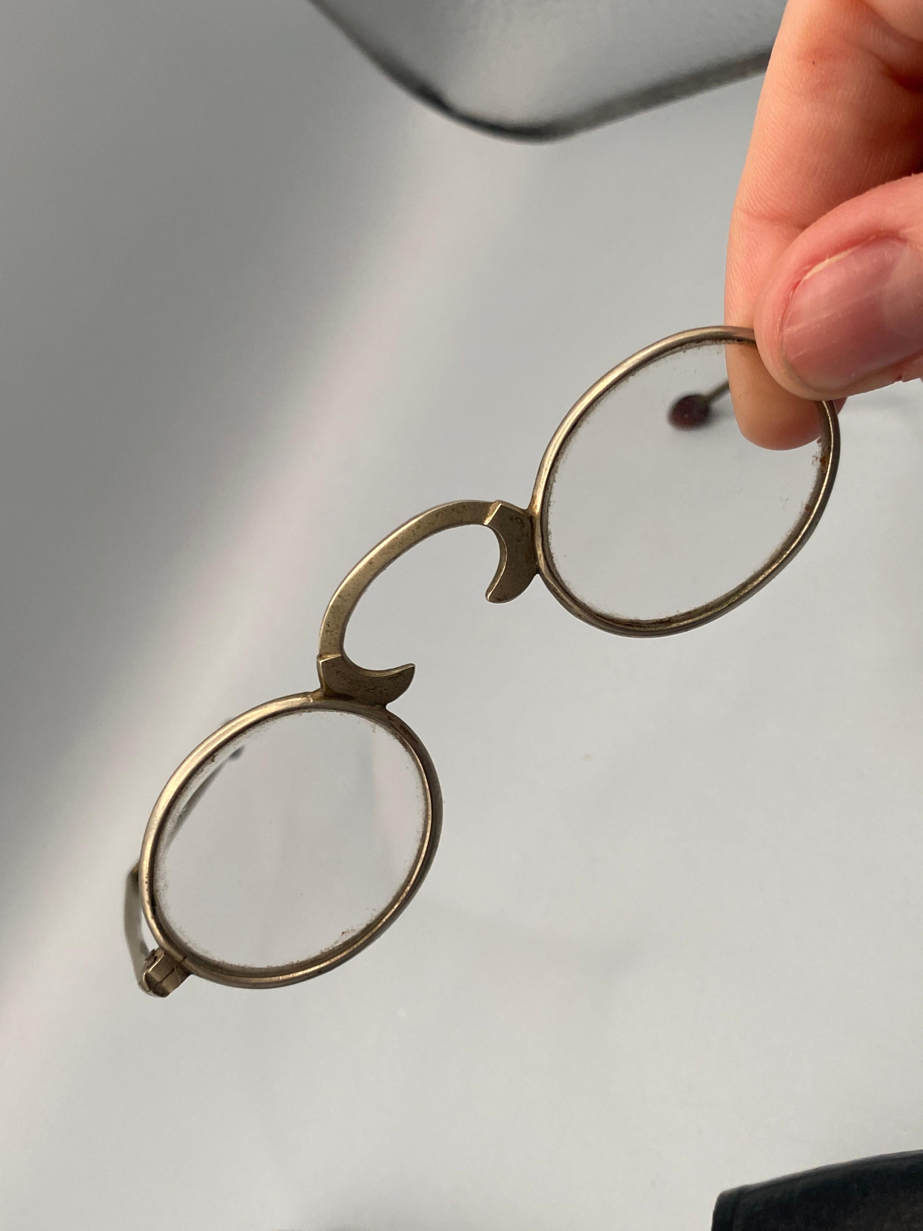 Antico astuccio cinese per bicchieri e occhiali di zigrino con perline di ambra e giada in vendita 1