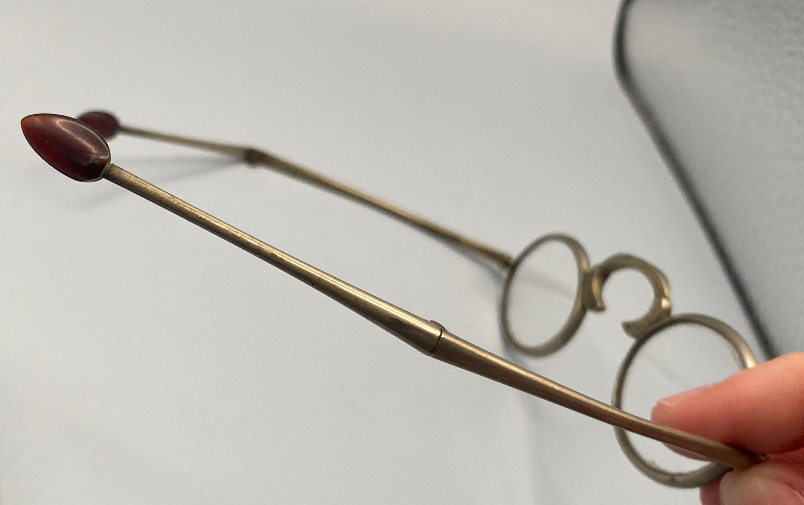 Antico astuccio cinese per bicchieri e occhiali di zigrino con perline di ambra e giada in vendita 2