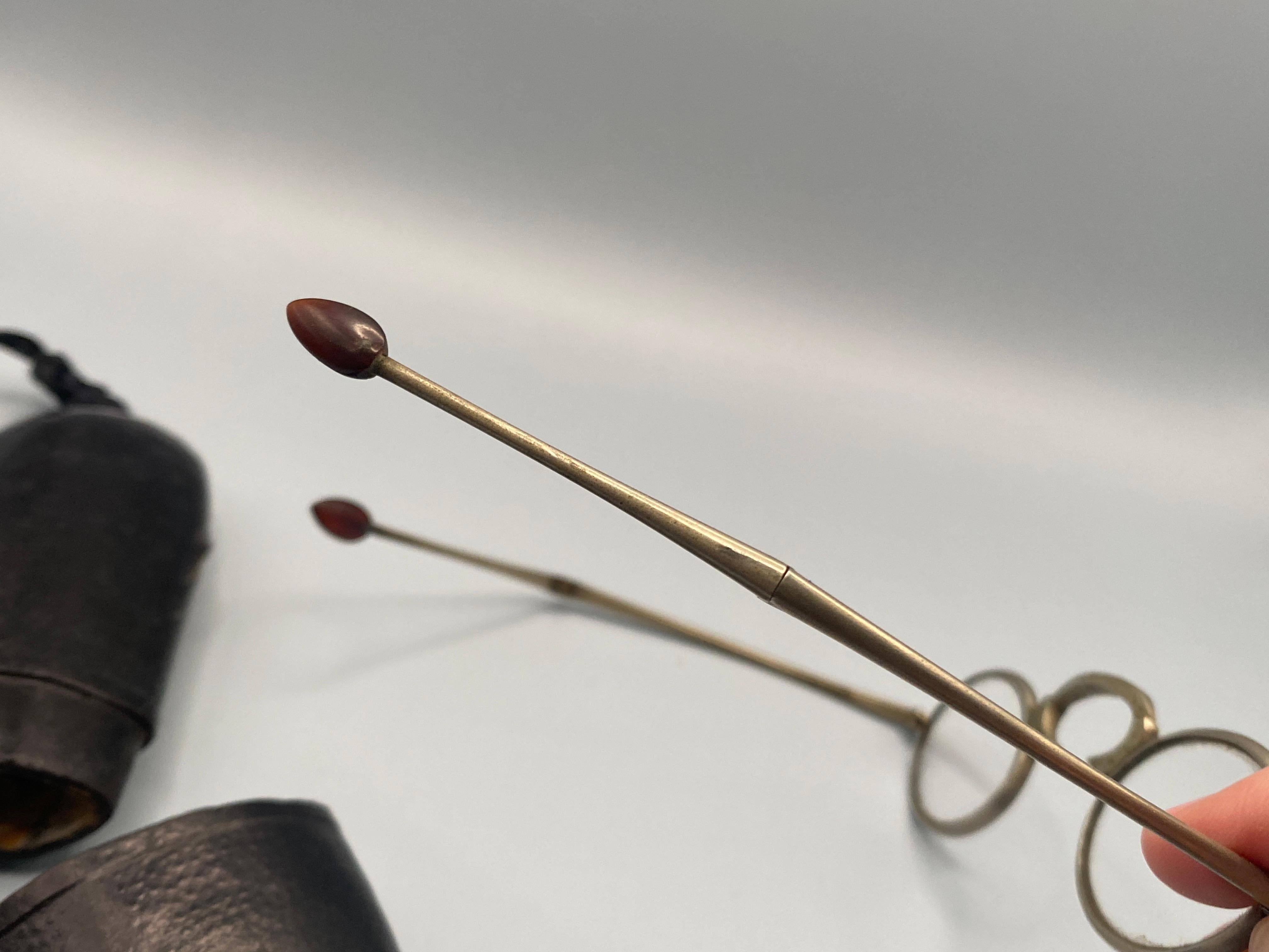 Antico astuccio cinese per bicchieri e occhiali di zigrino con perline di ambra e giada in vendita 3