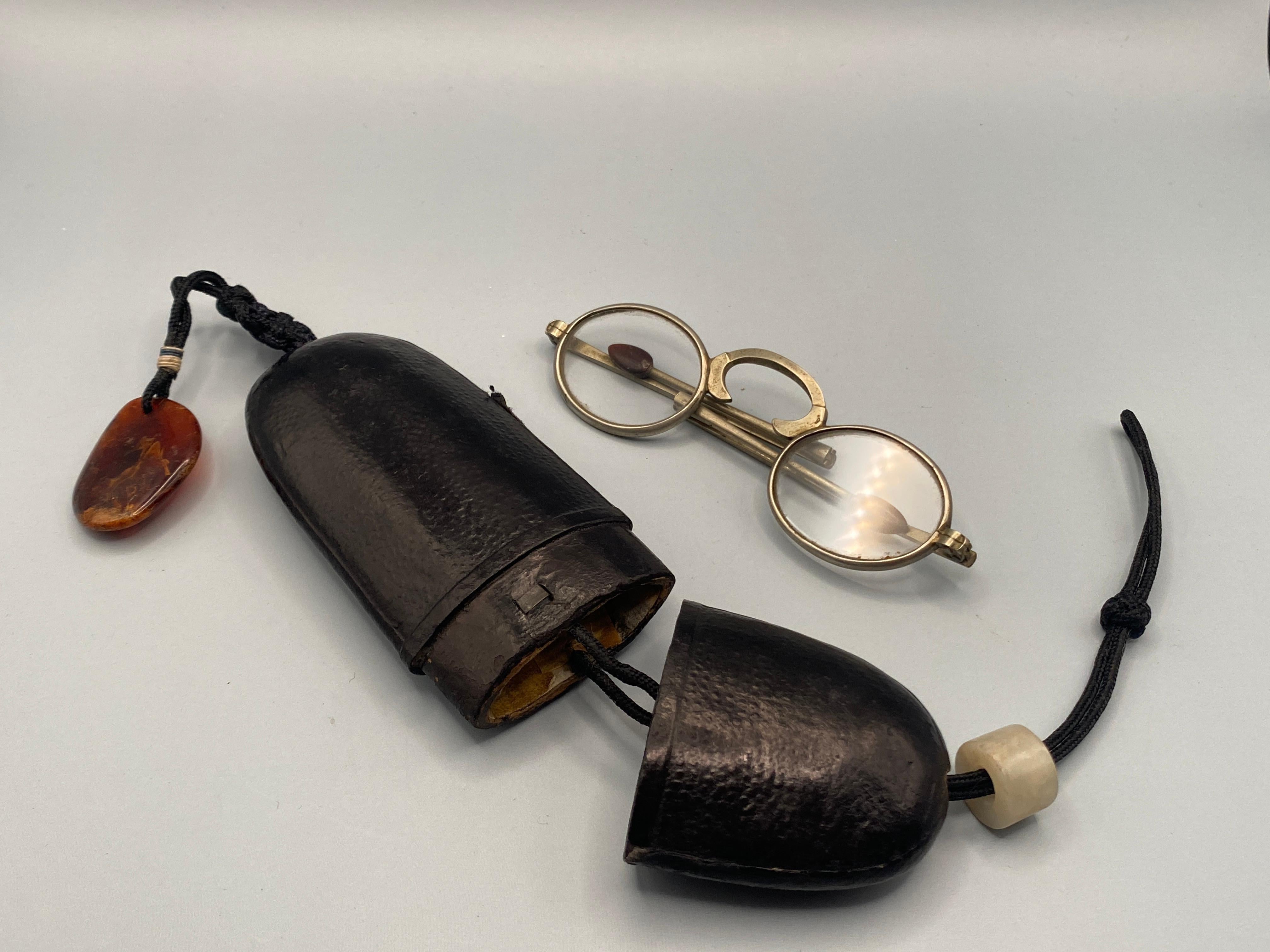 Antico astuccio cinese per bicchieri e occhiali di zigrino con perline di ambra e giada in vendita 4