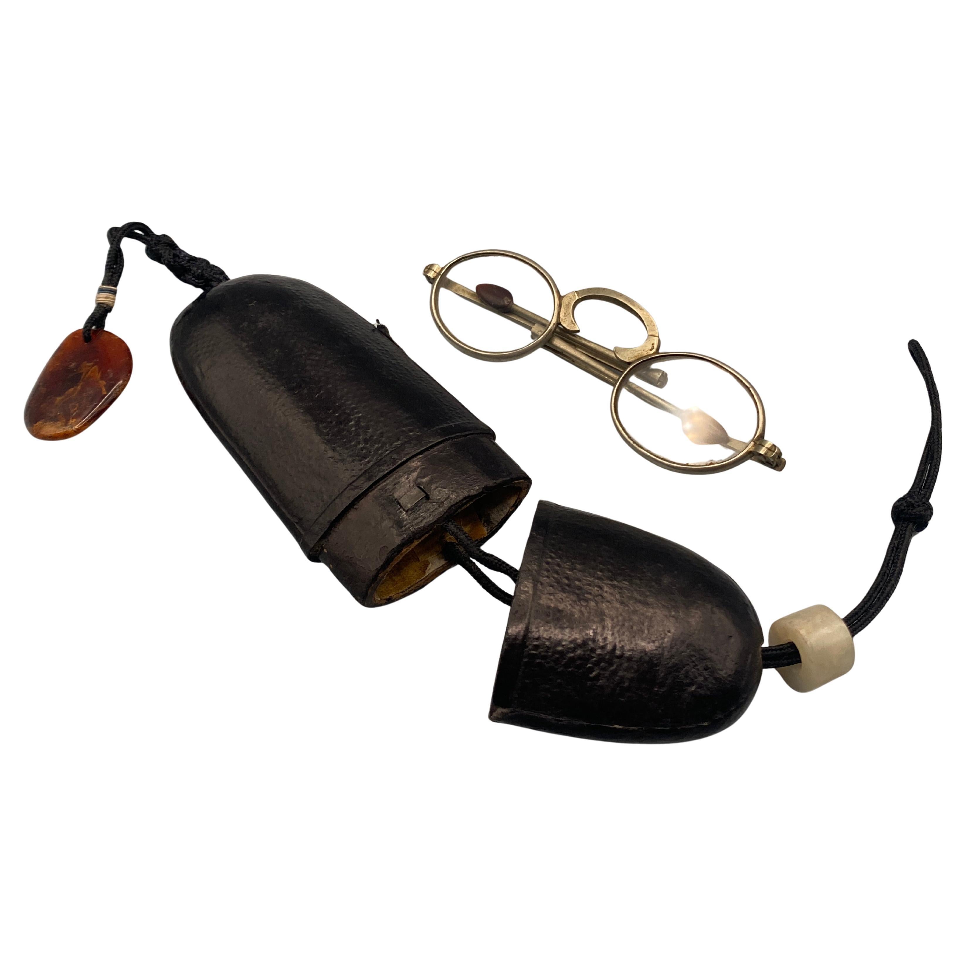 Antico astuccio cinese per bicchieri e occhiali di zigrino con perline di ambra e giada