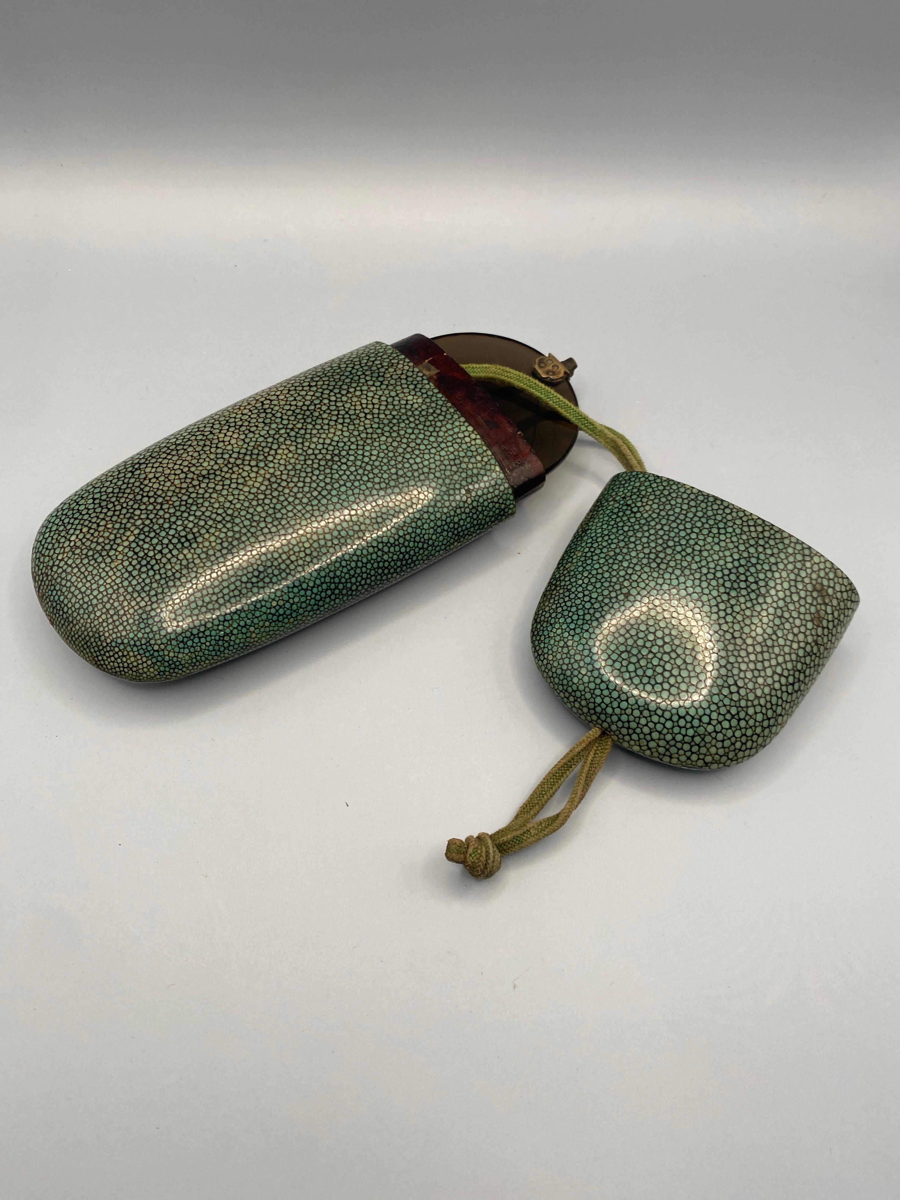 Nero Occhiali cinesi antichi con custodia originale in zigrino in vendita