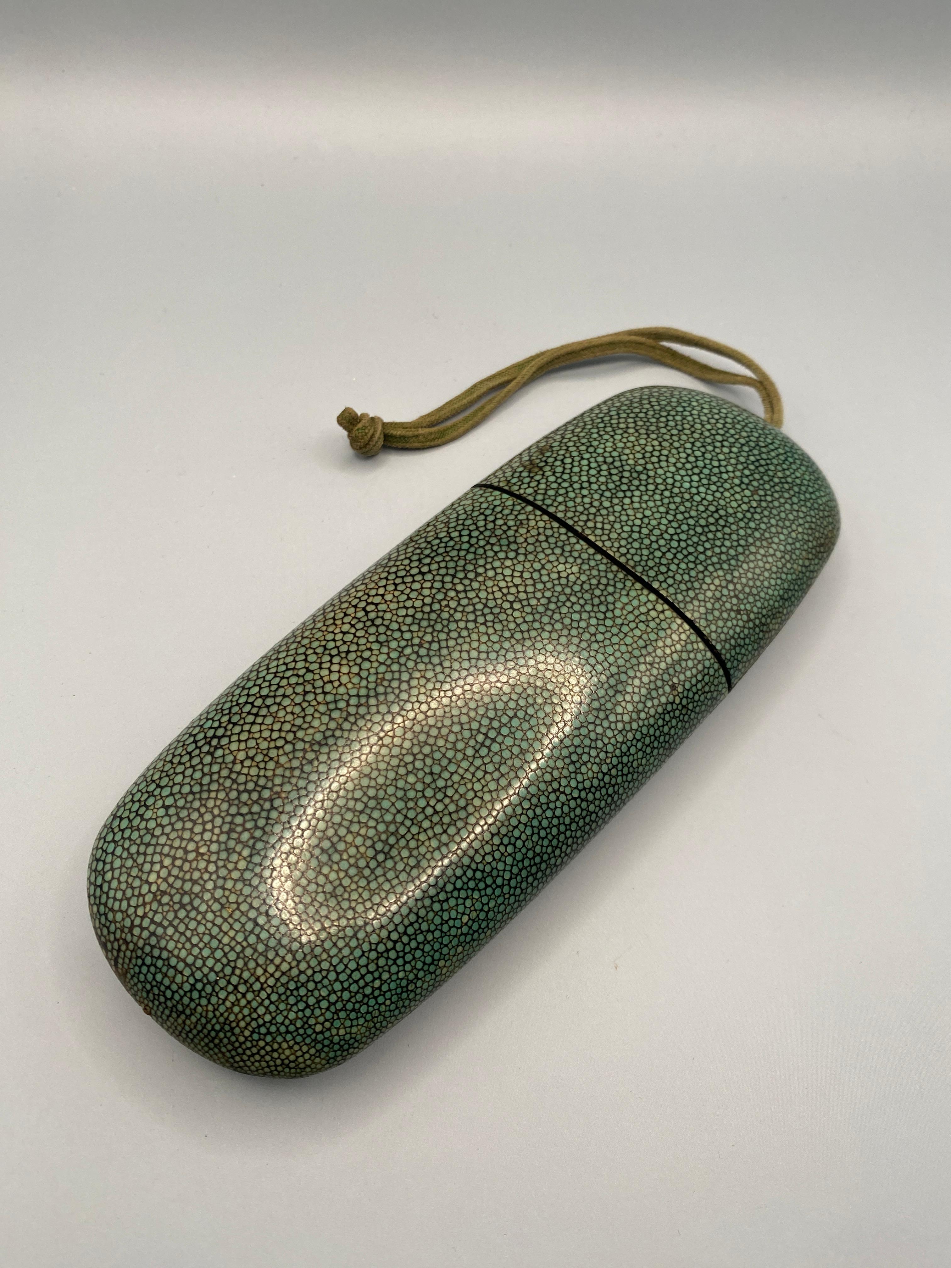 Occhiali cinesi antichi con custodia originale in zigrino in vendita 4