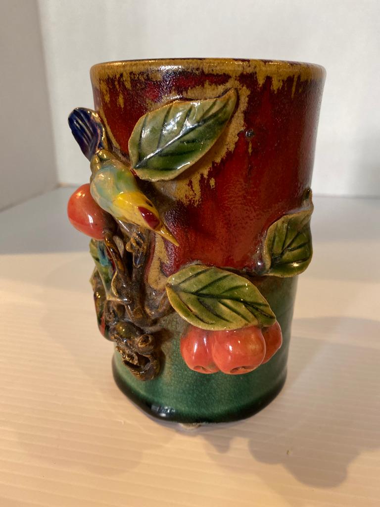 Questo antico vaso cinese a pennello è molto colorato e presenta un disegno di uccelli e frutta 