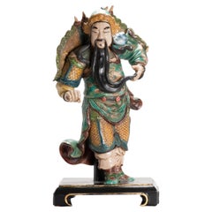 Teja china antigua de porcelana vidriada con la figura de un guerrero, S. XIX