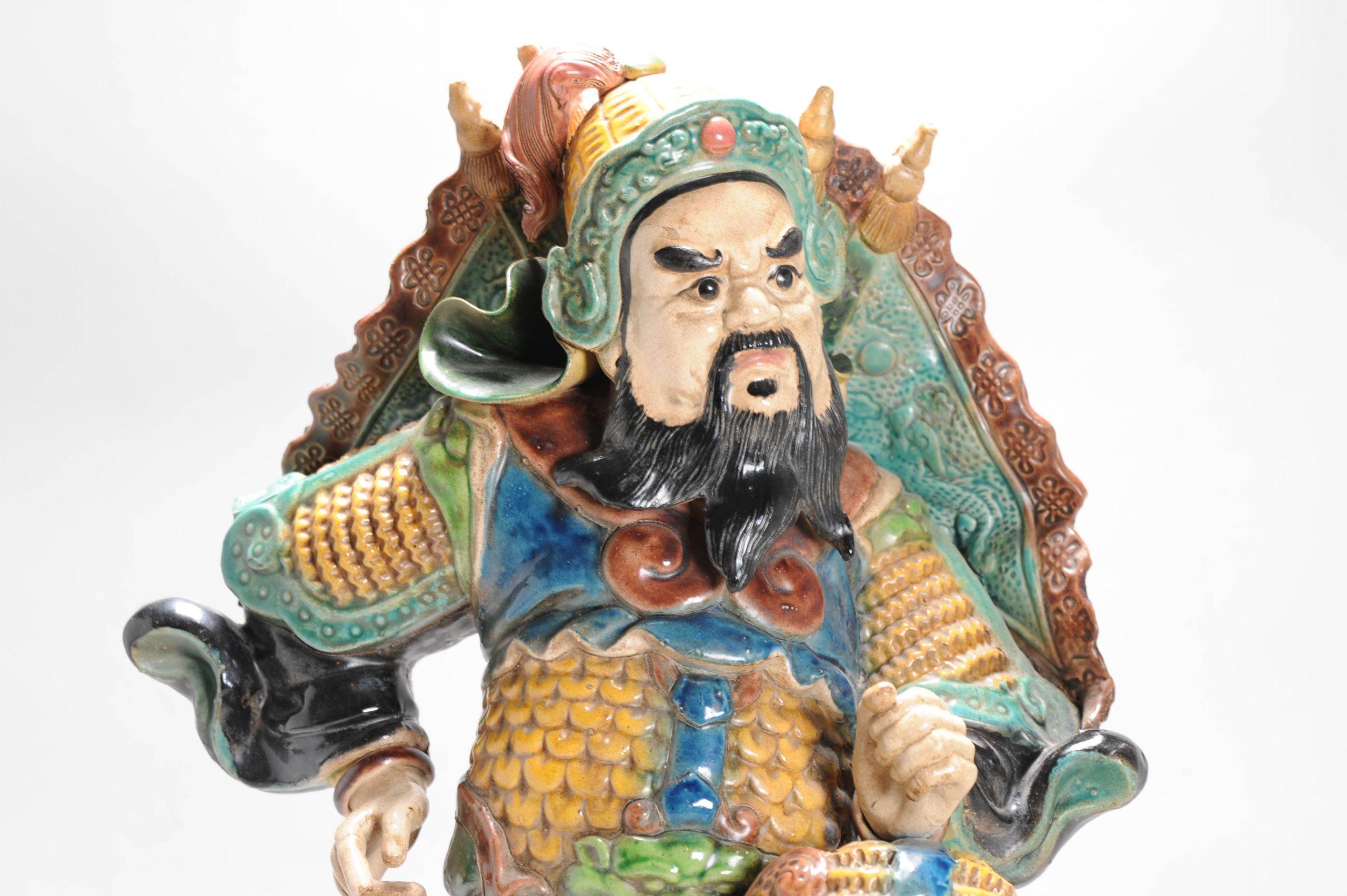 Teja china antigua de porcelana esmaltada de una figura guerrera, siglo XIX Qing en venta
